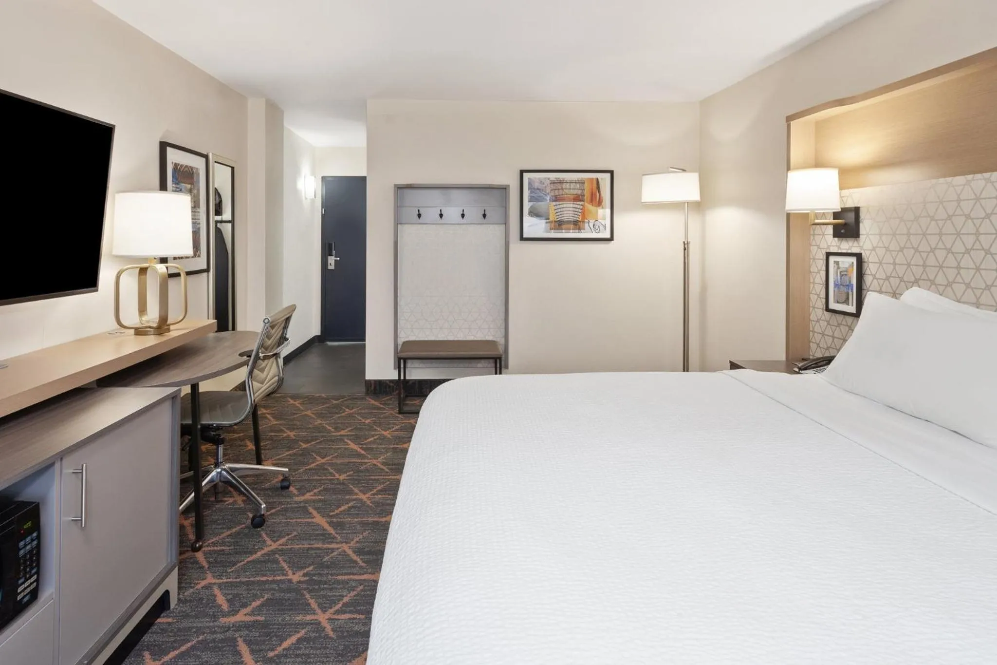 Photo of the whole room, Bed in Holiday Inn Chicago/Oak Brook by IHG