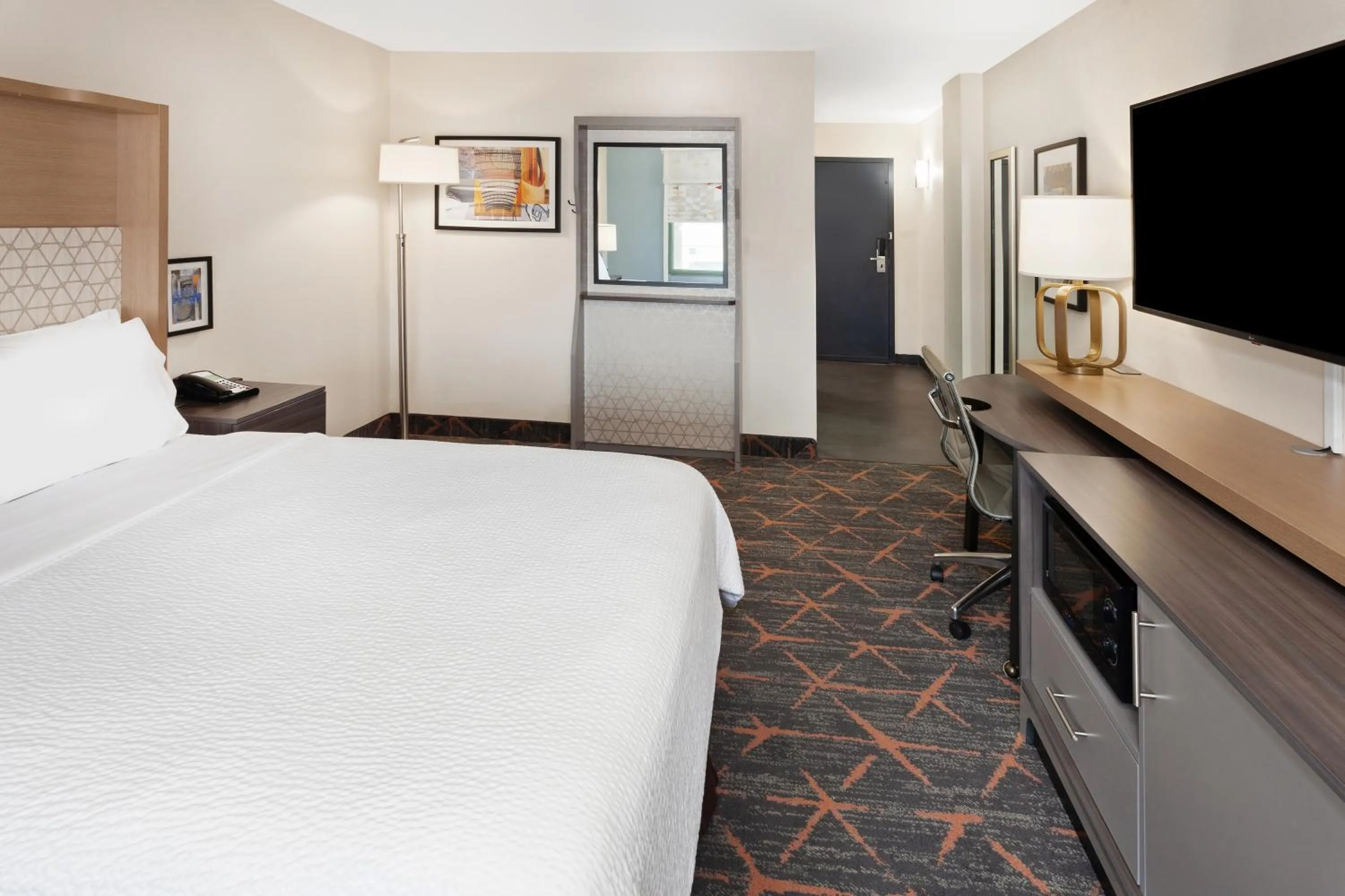 Bed in Holiday Inn Chicago/Oak Brook by IHG