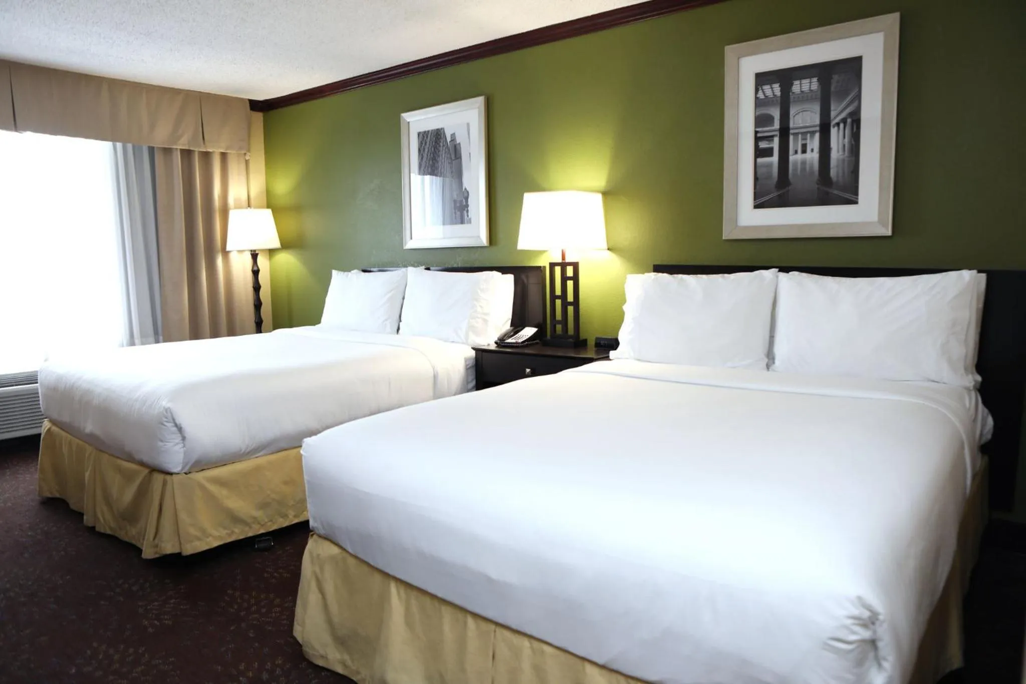 Photo of the whole room, Bed in Holiday Inn Chicago/Oak Brook by IHG