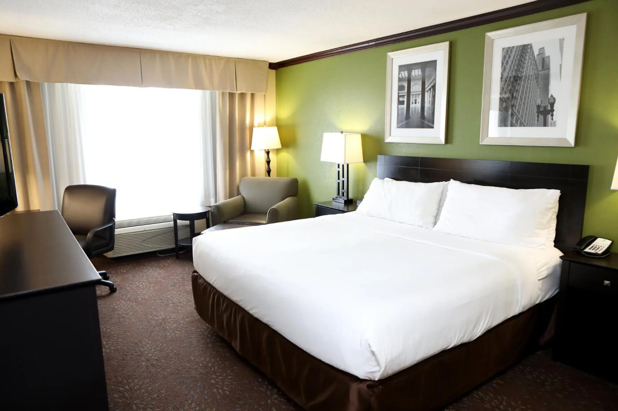 Photo of the whole room, Bed in Holiday Inn Chicago/Oak Brook by IHG