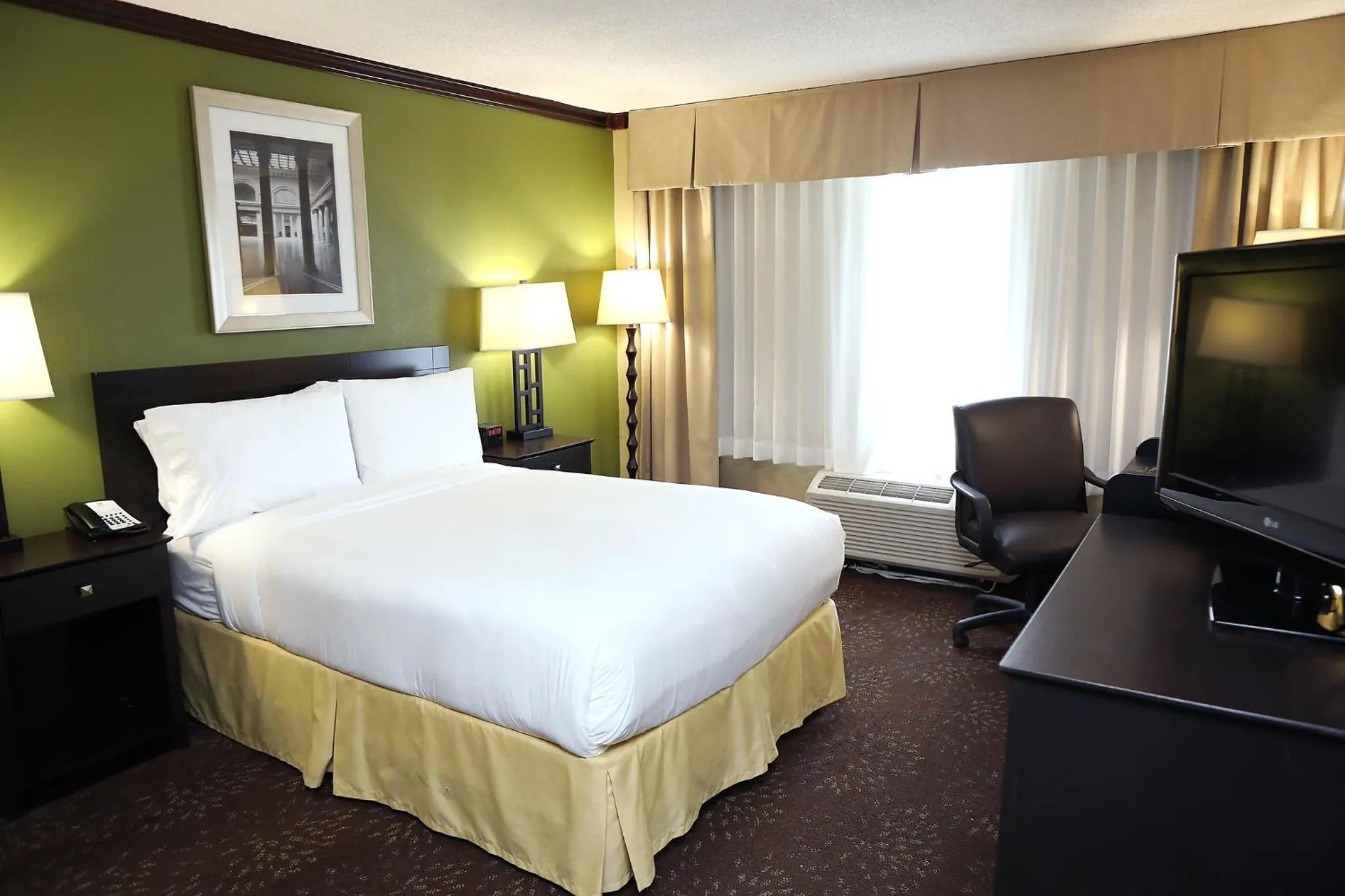 Photo of the whole room, Bed in Holiday Inn Chicago/Oak Brook by IHG