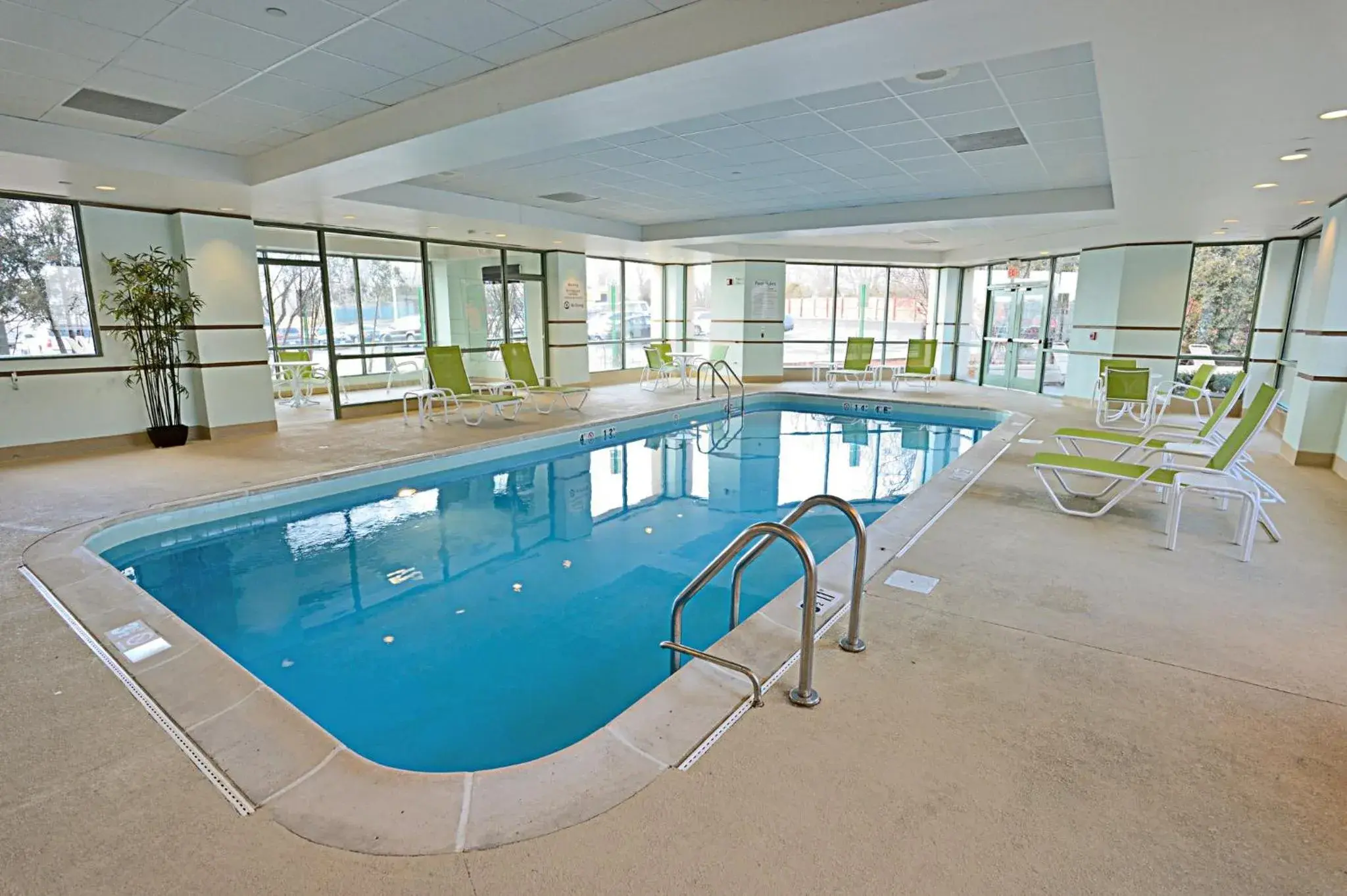 Swimming pool in Holiday Inn Chicago/Oak Brook by IHG Swimming pool in Holiday Inn Chicago/Oak Brook by IHG