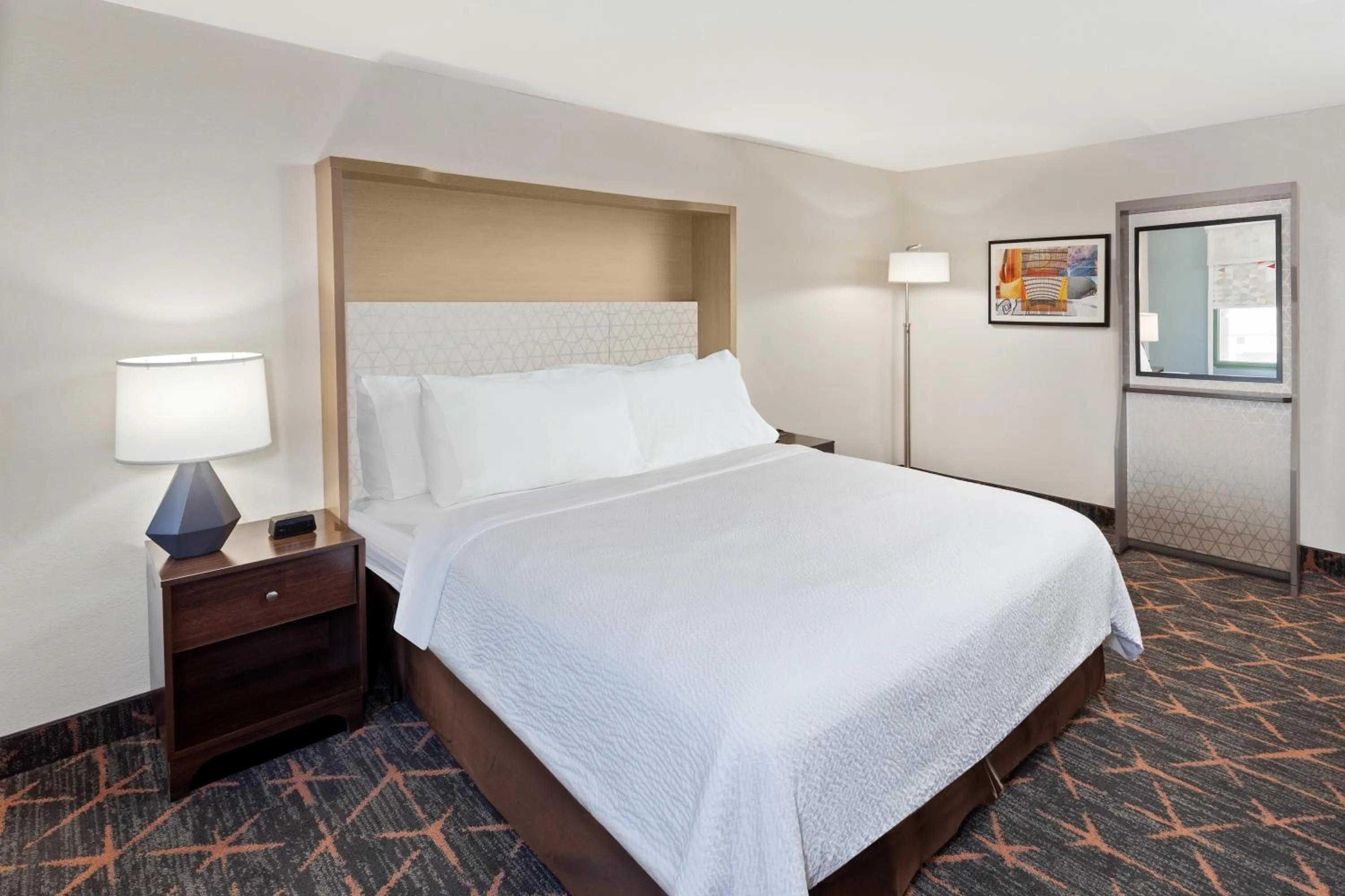 Bed in Holiday Inn Chicago/Oak Brook by IHG