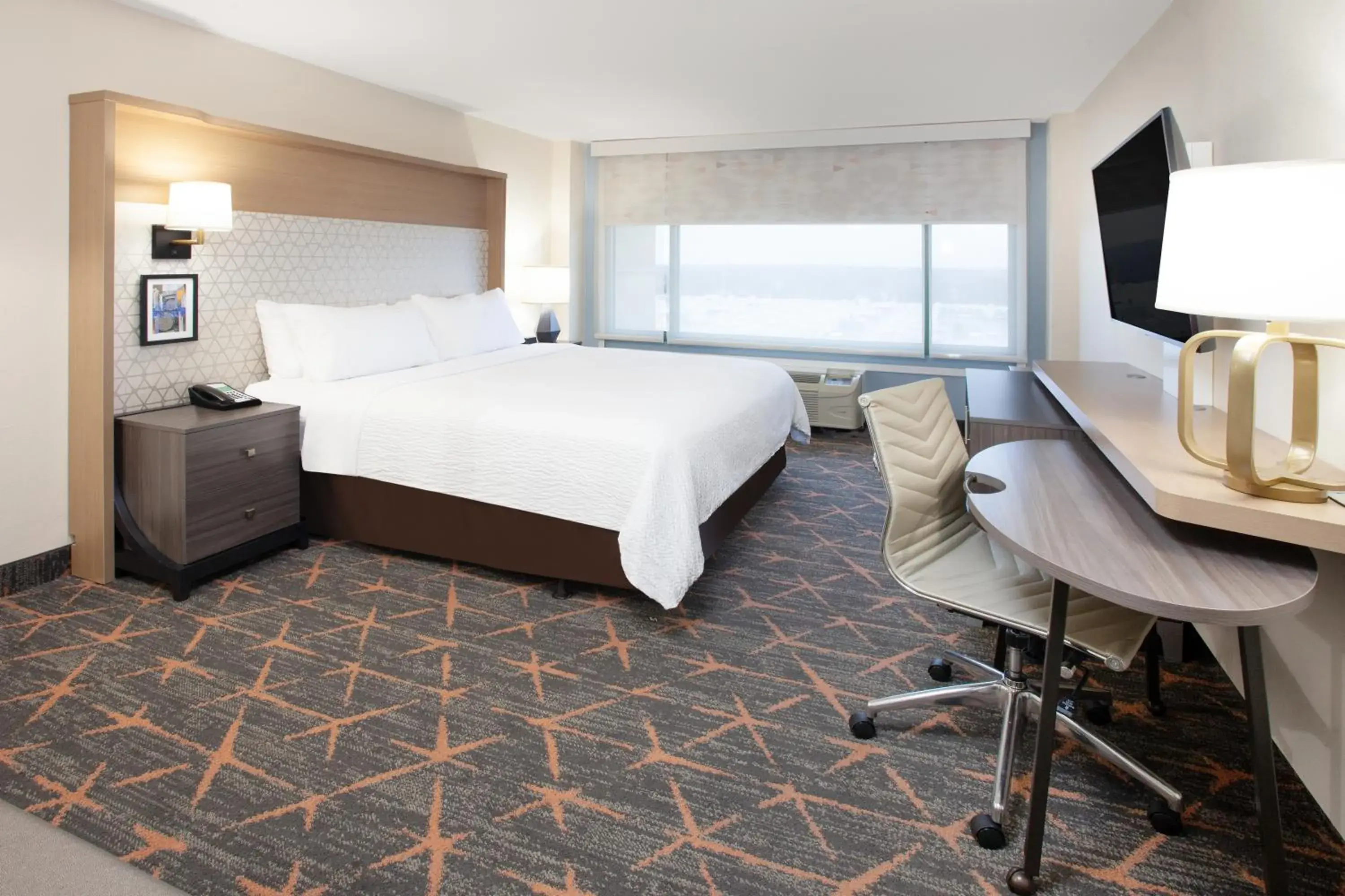 TV and multimedia, Bed in Holiday Inn Chicago/Oak Brook by IHG TV and multimedia, Bed in Holiday Inn Chicago/Oak Brook by IHG
