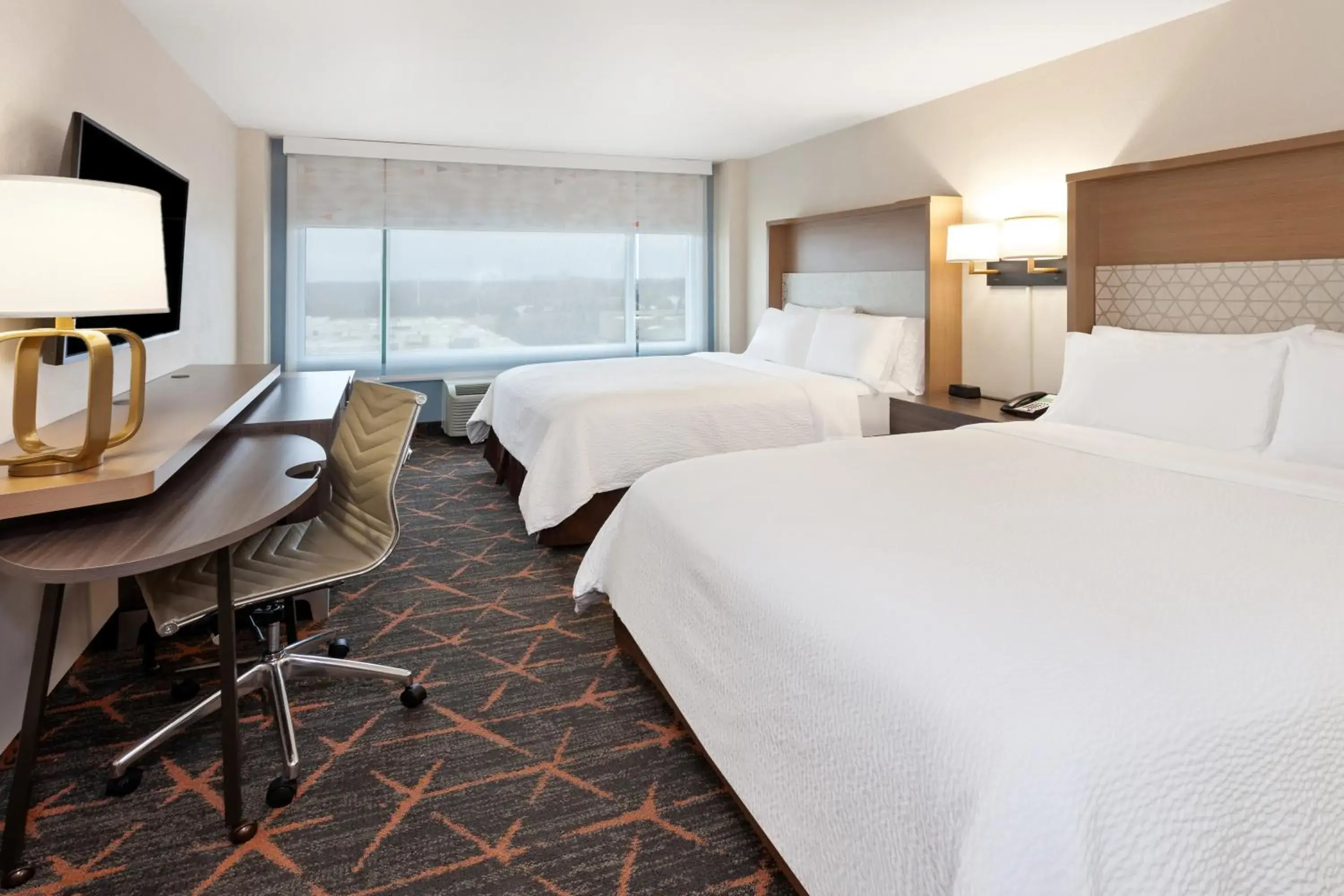TV and multimedia, Bed in Holiday Inn Chicago/Oak Brook by IHG TV and multimedia, Bed in Holiday Inn Chicago/Oak Brook by IHG