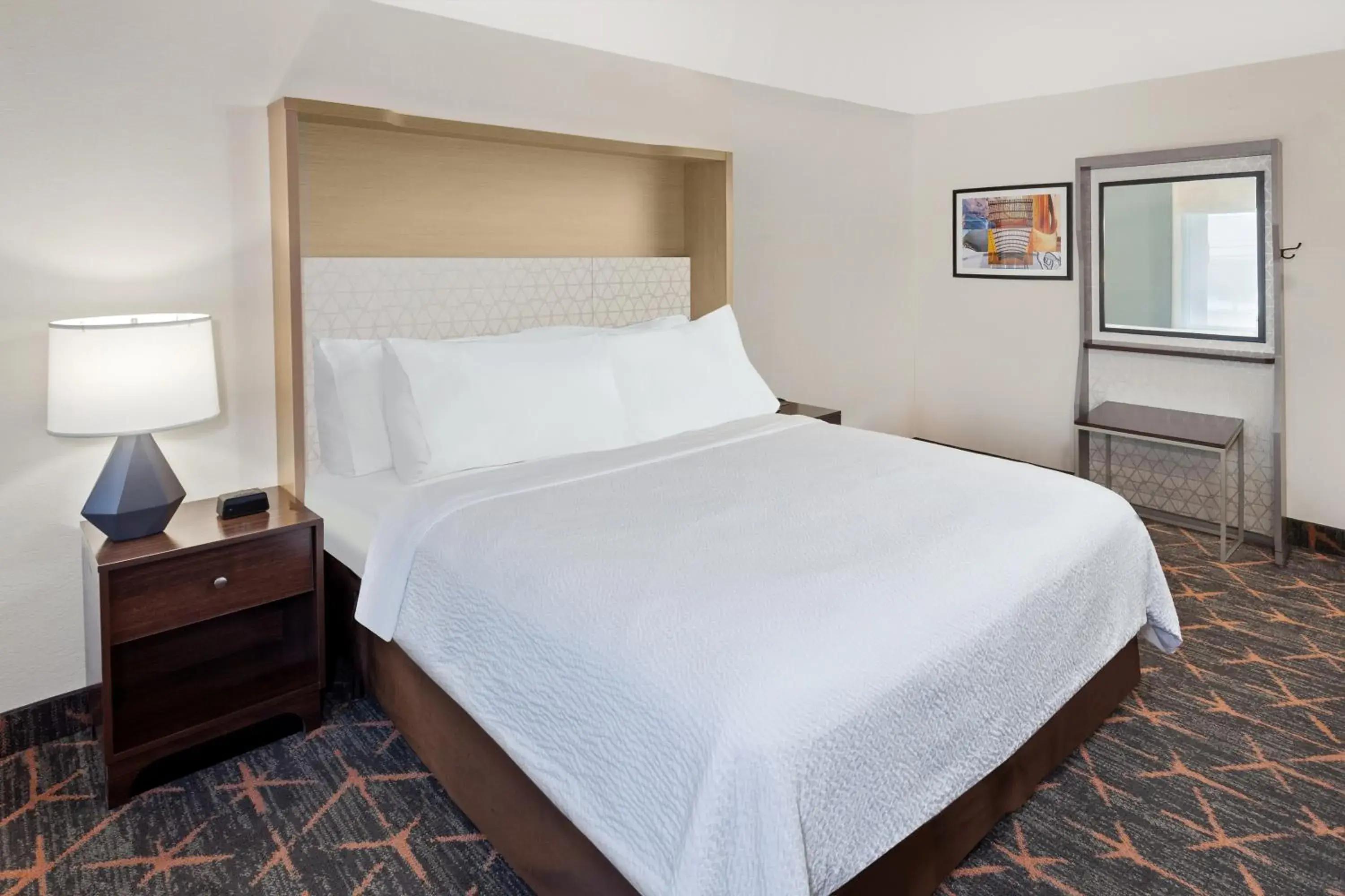 Bed in Holiday Inn Chicago/Oak Brook by IHG Bed in Holiday Inn Chicago/Oak Brook by IHG