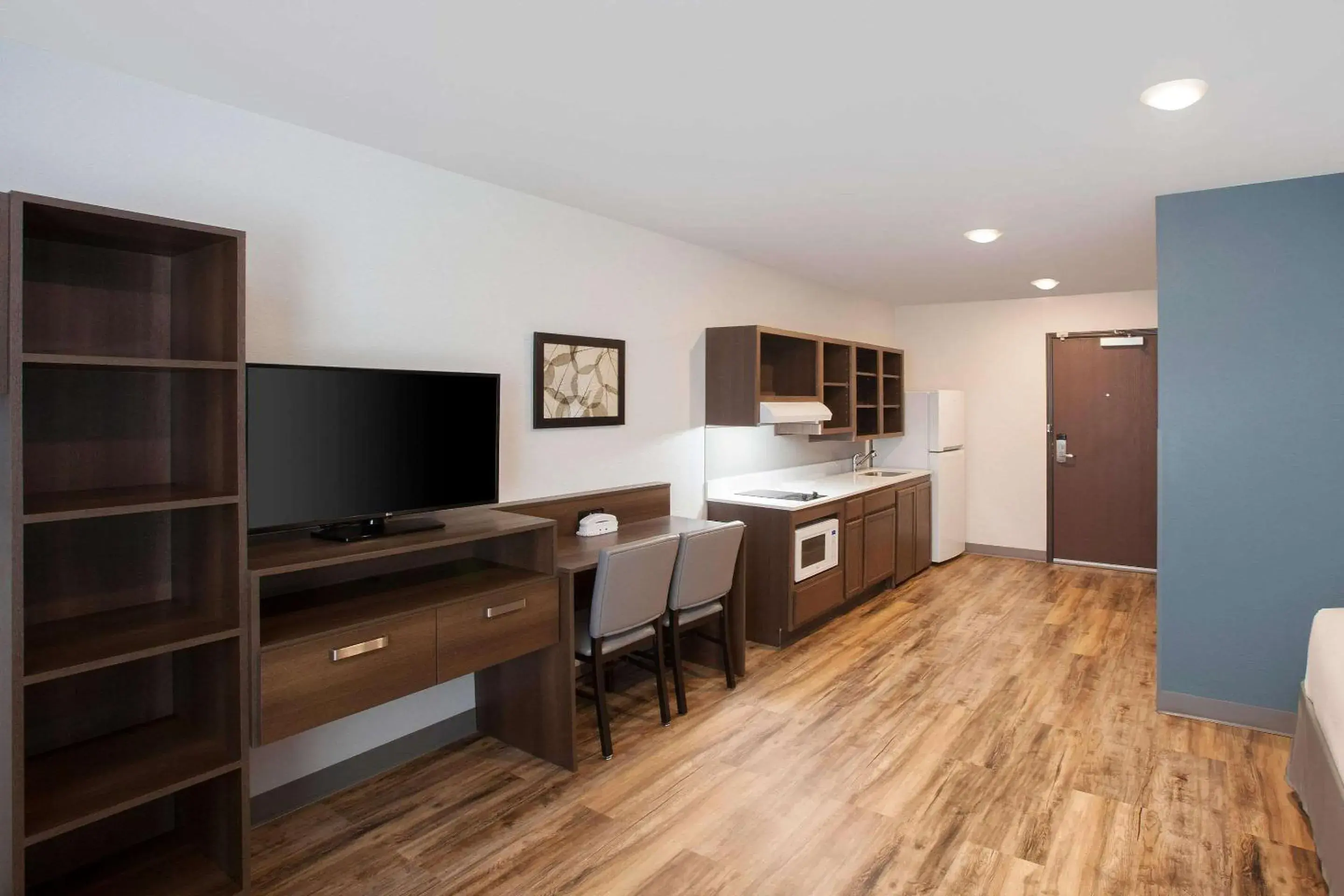 Photo of the whole room, TV/Entertainment Center in Woodspring Suites West Monroe