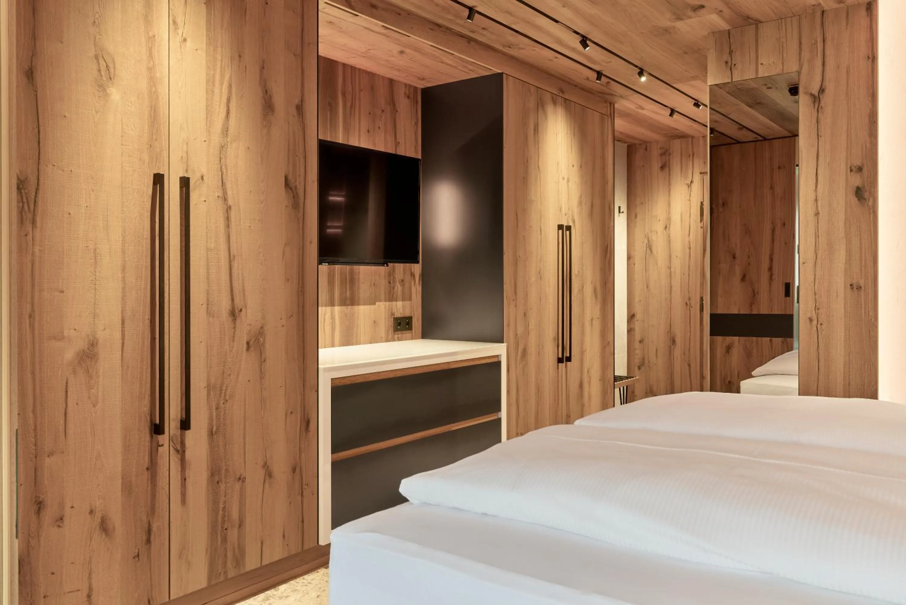 wardrobe, Bed in Hotel Auriga