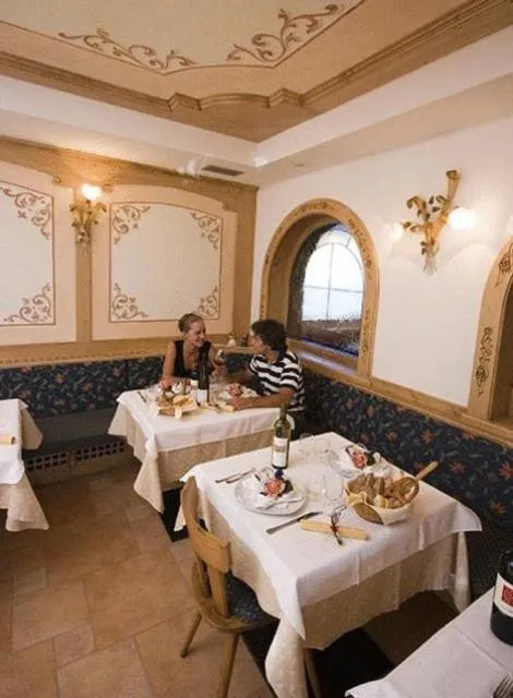 Restaurant/places to eat in Hotel Zirmes