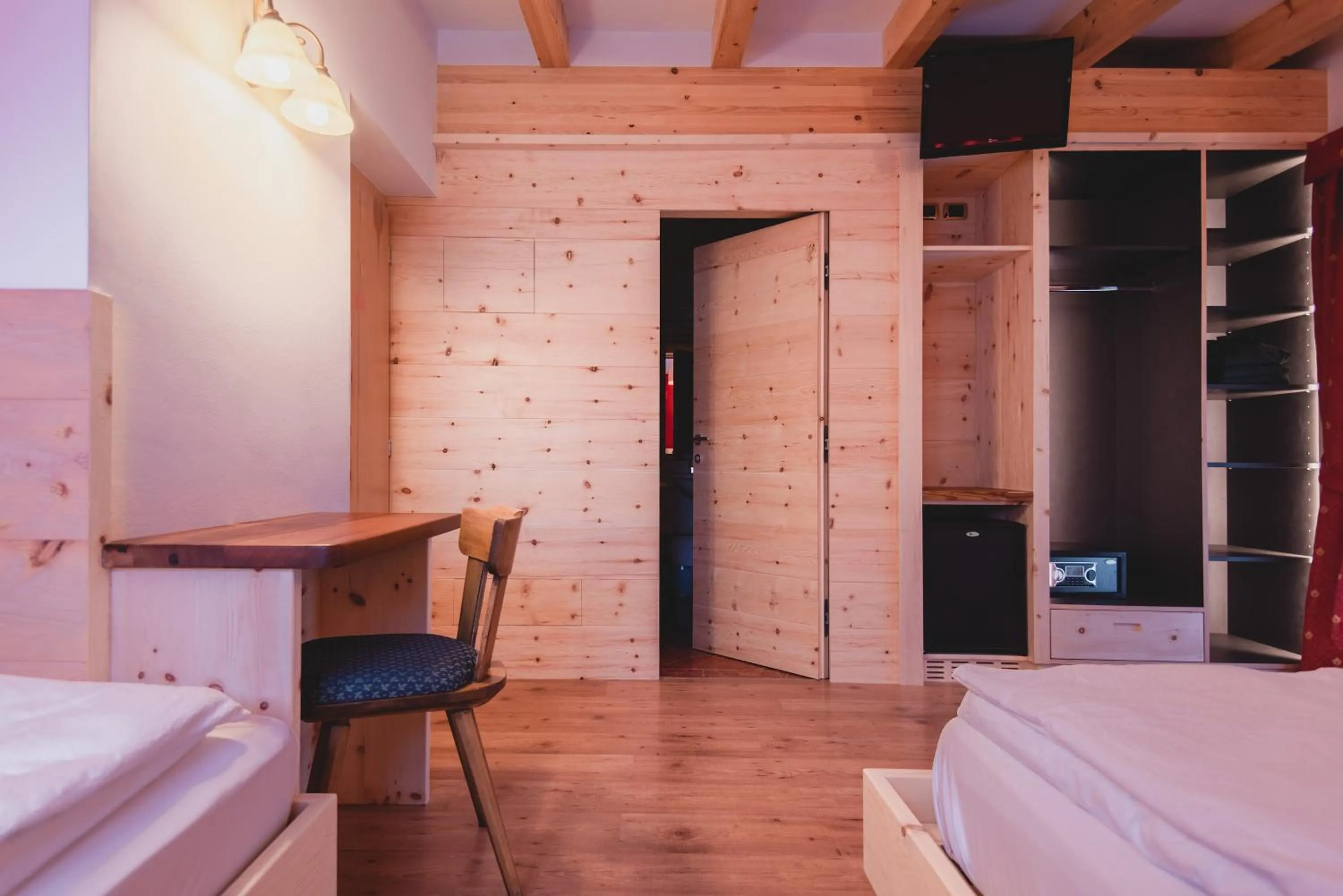 Bedroom, Bed in Hotel Zirmes