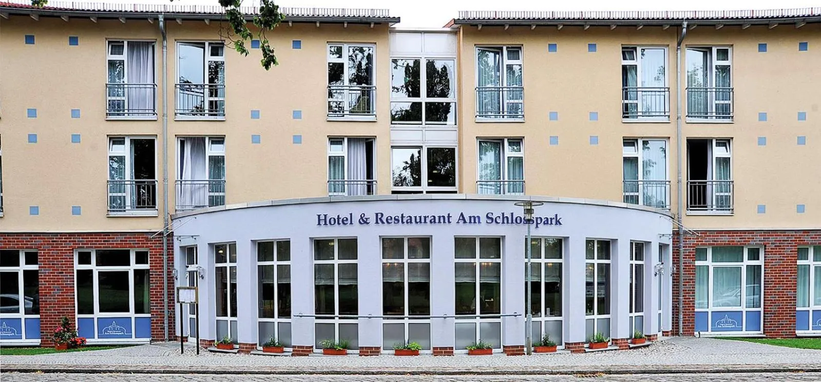 Facade/entrance in Hotel & Restaurant am Schlosspark