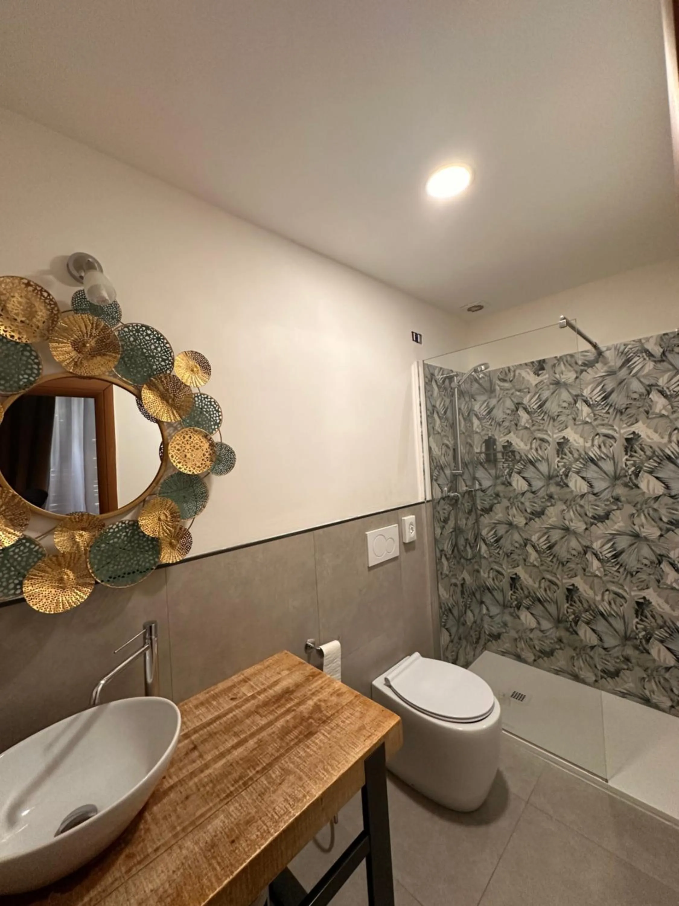 Shower in Cicerone Guest House