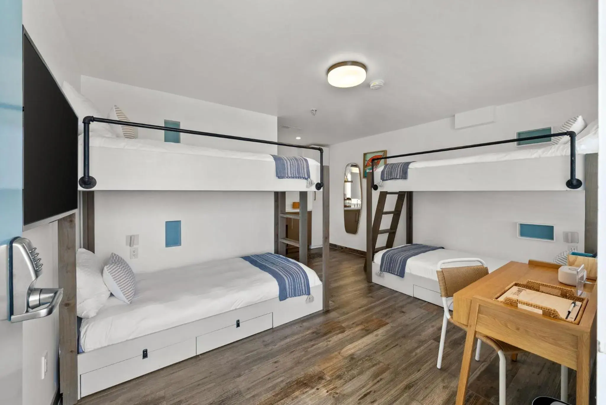 Quadruple Room with Bath in Surfhouse Quadruple Room with Bath in Surfhouse