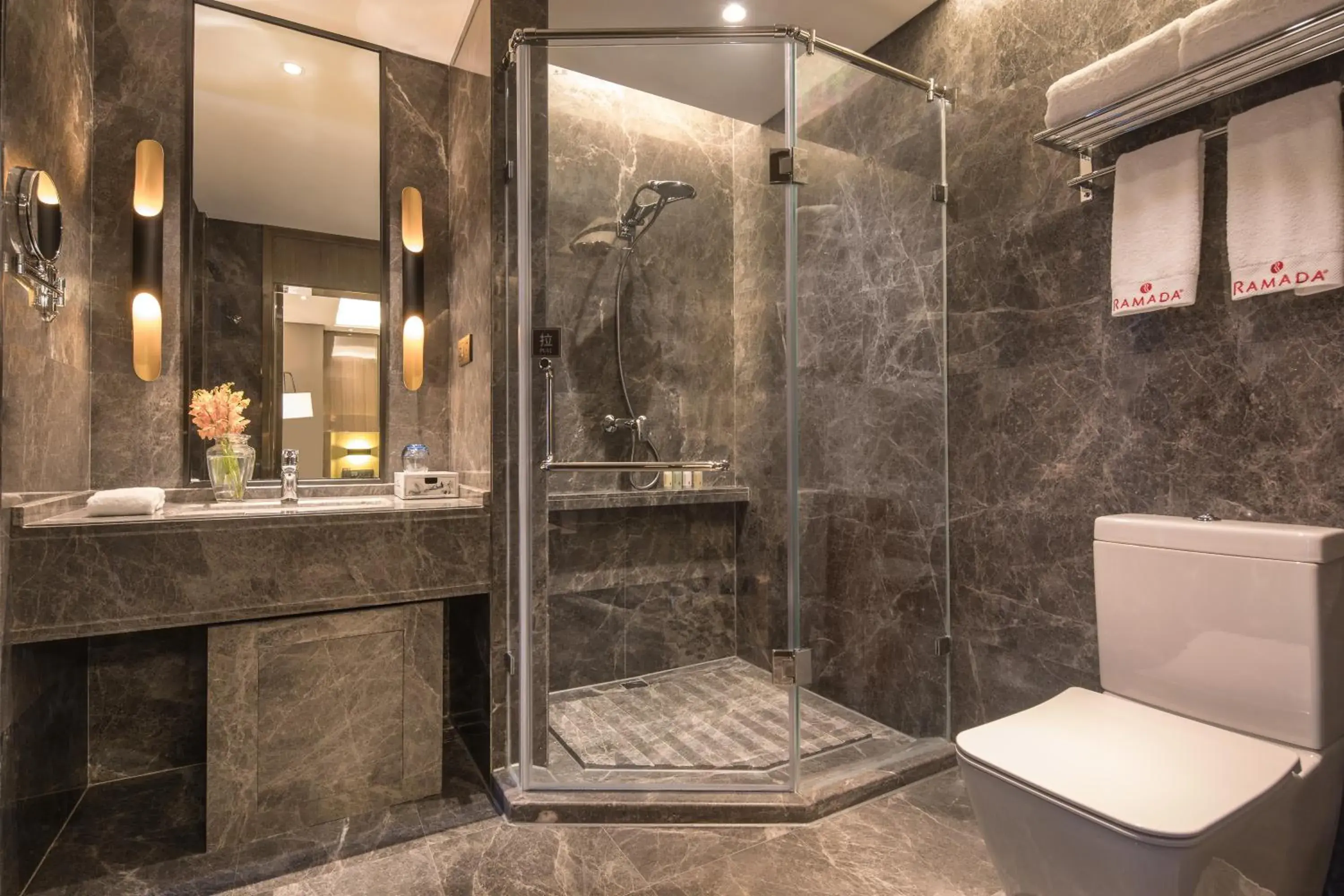 Superior Twin Room - Non-Smoking in Leshan Ramada Hotel Superior Twin Room - Non-Smoking in Leshan Ramada Hotel