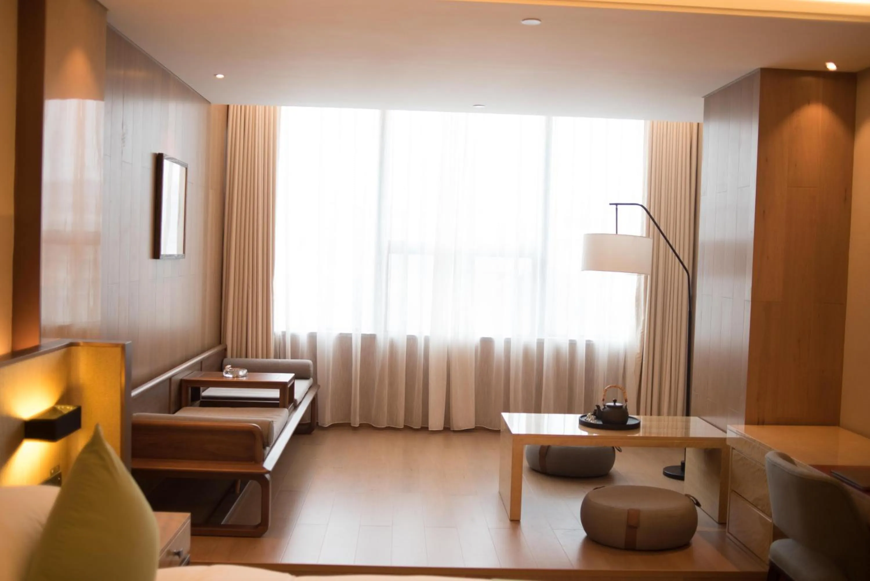 Seating area, Bed in Leshan Ramada Hotel