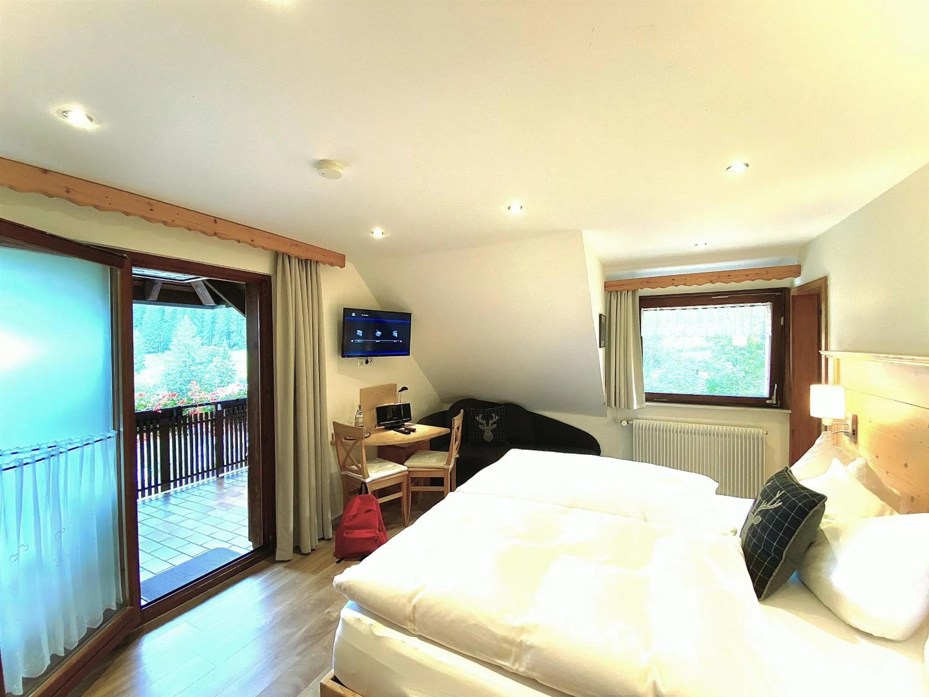 Photo of the whole room, Bed in Schwarzwald-Hotel Kraeutle