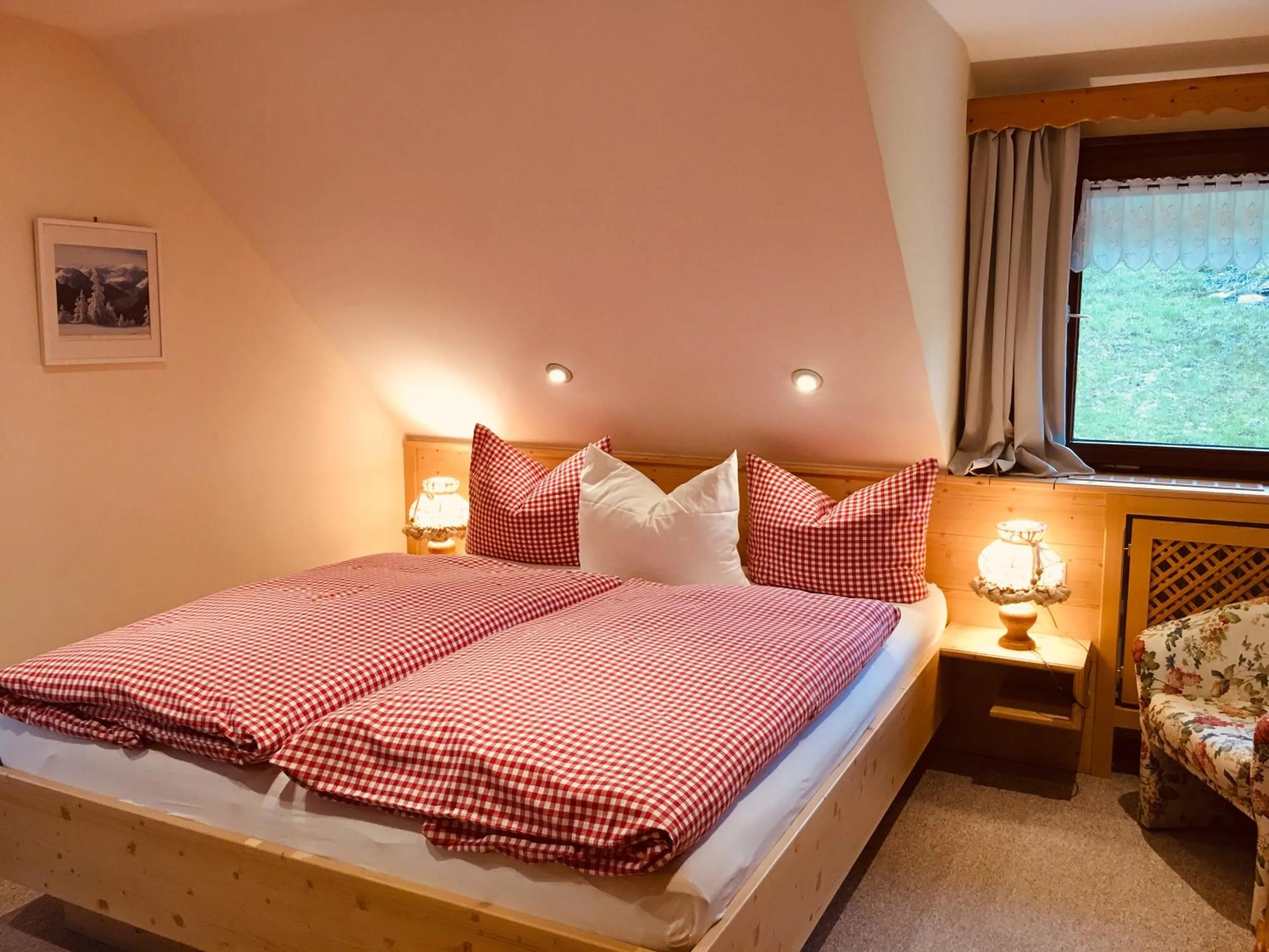 Shower, Bed in Schwarzwald-Hotel Kraeutle