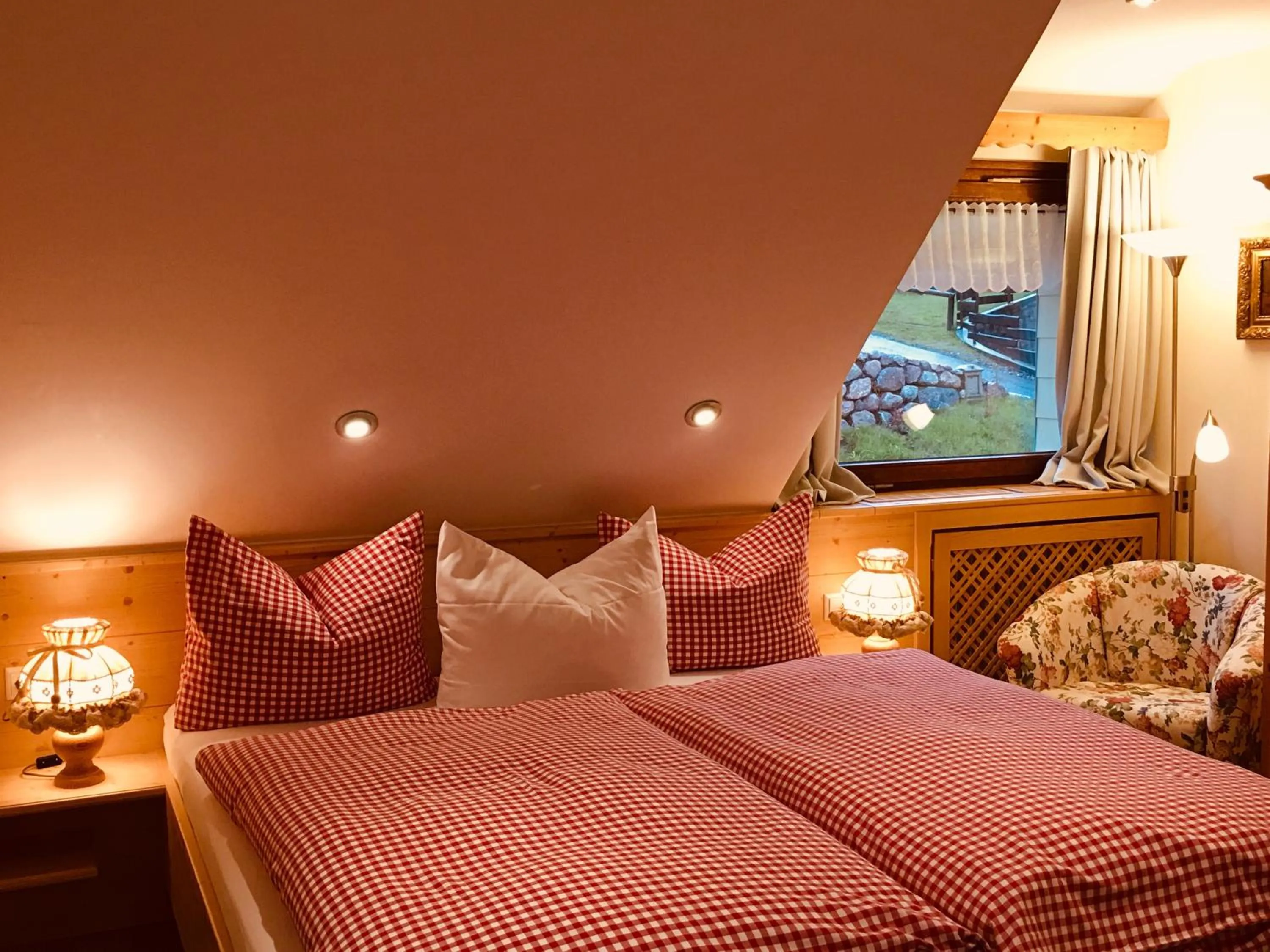 Patio, Bed in Schwarzwald-Hotel Kraeutle