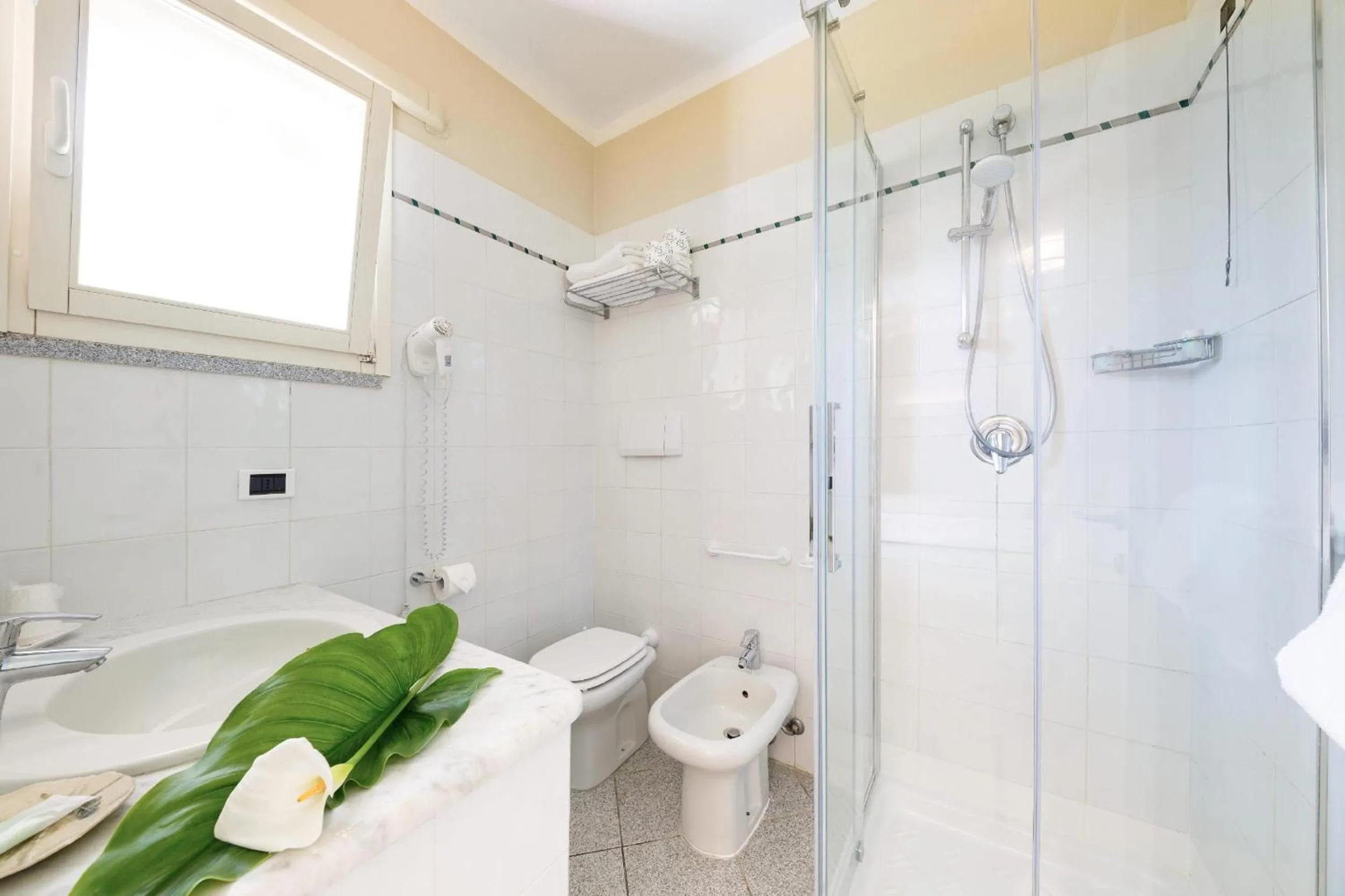 Shower in Hotel Cernia Isola Botanica