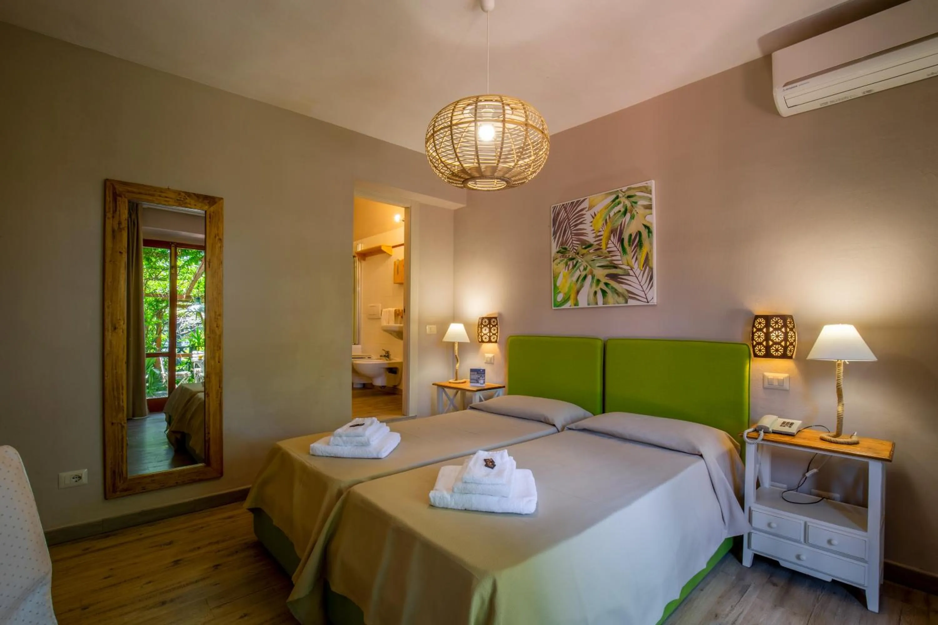 Bathroom, Bed in Hotel Cernia Isola Botanica