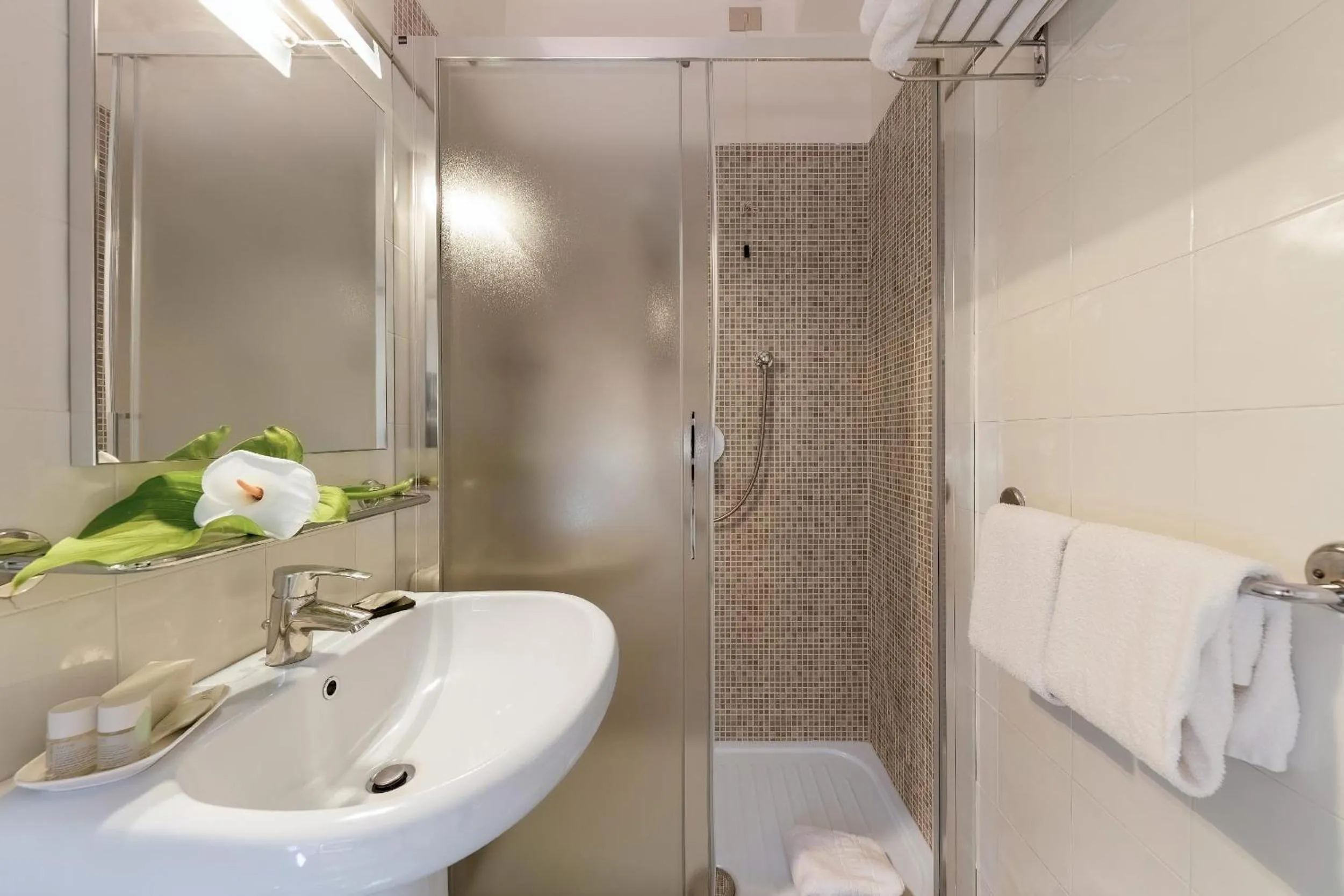 Shower in Hotel Cernia Isola Botanica