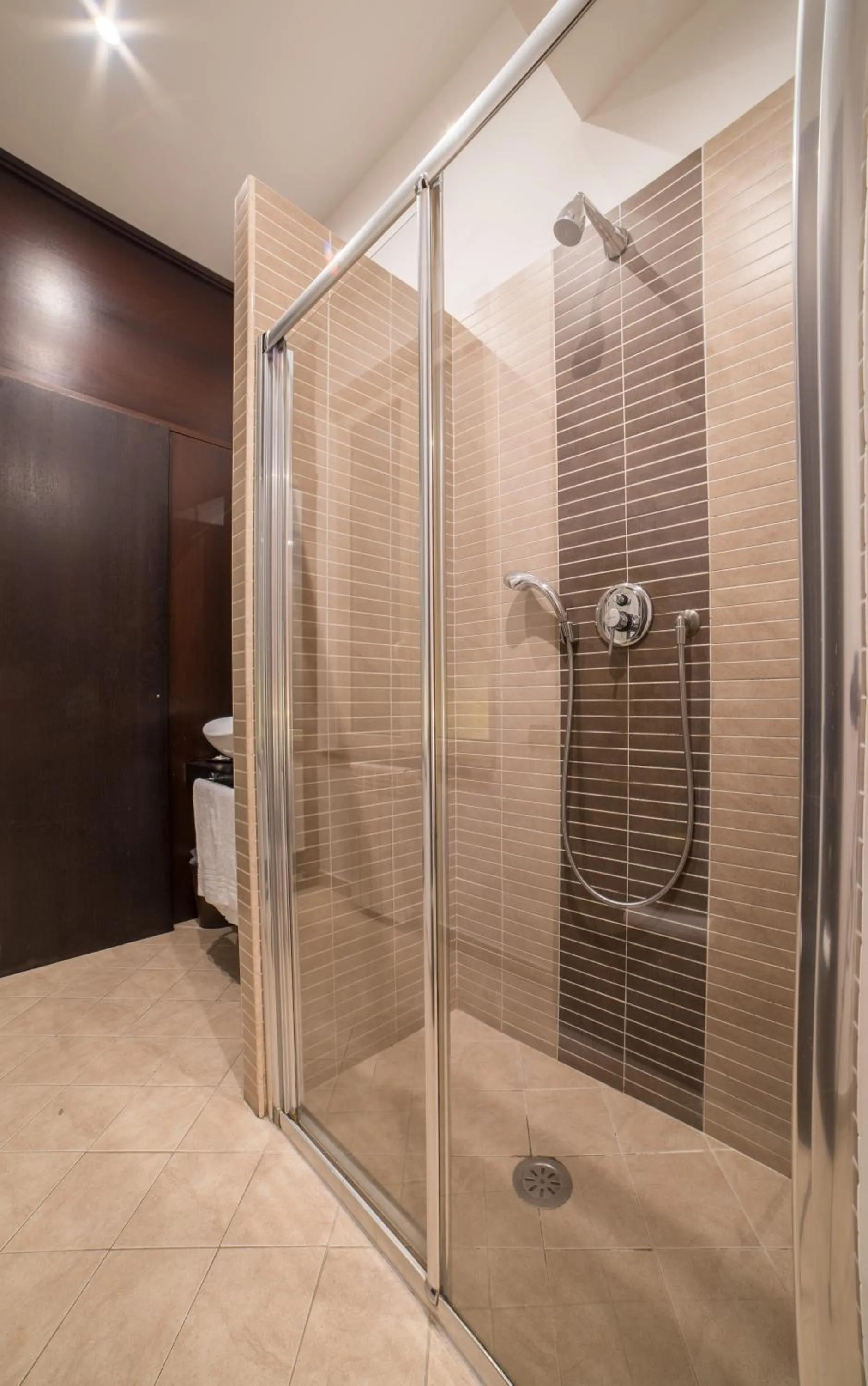 Shower in B&B Chiaia 32