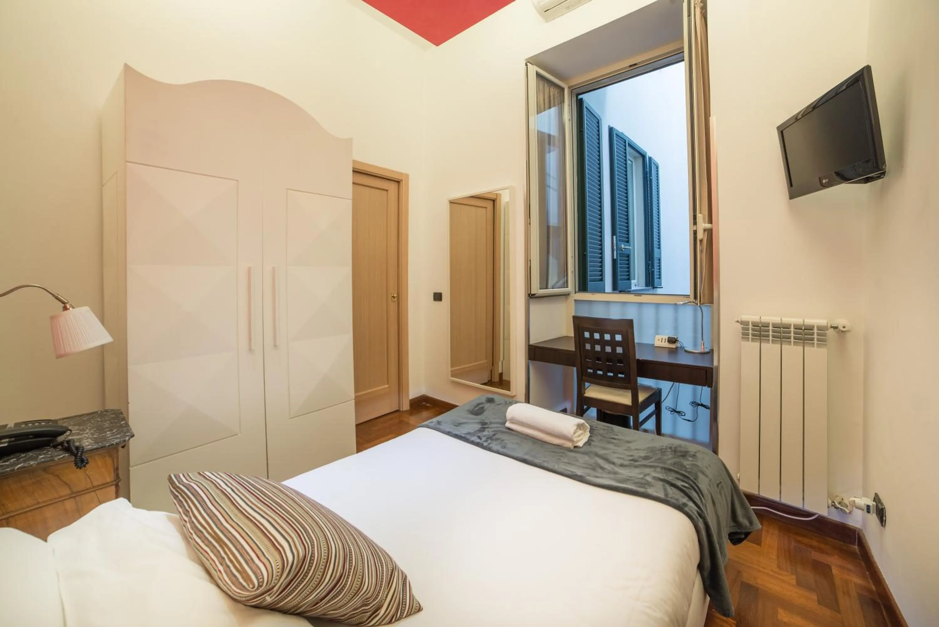 Inner courtyard view, Bed in B&B Chiaia 32