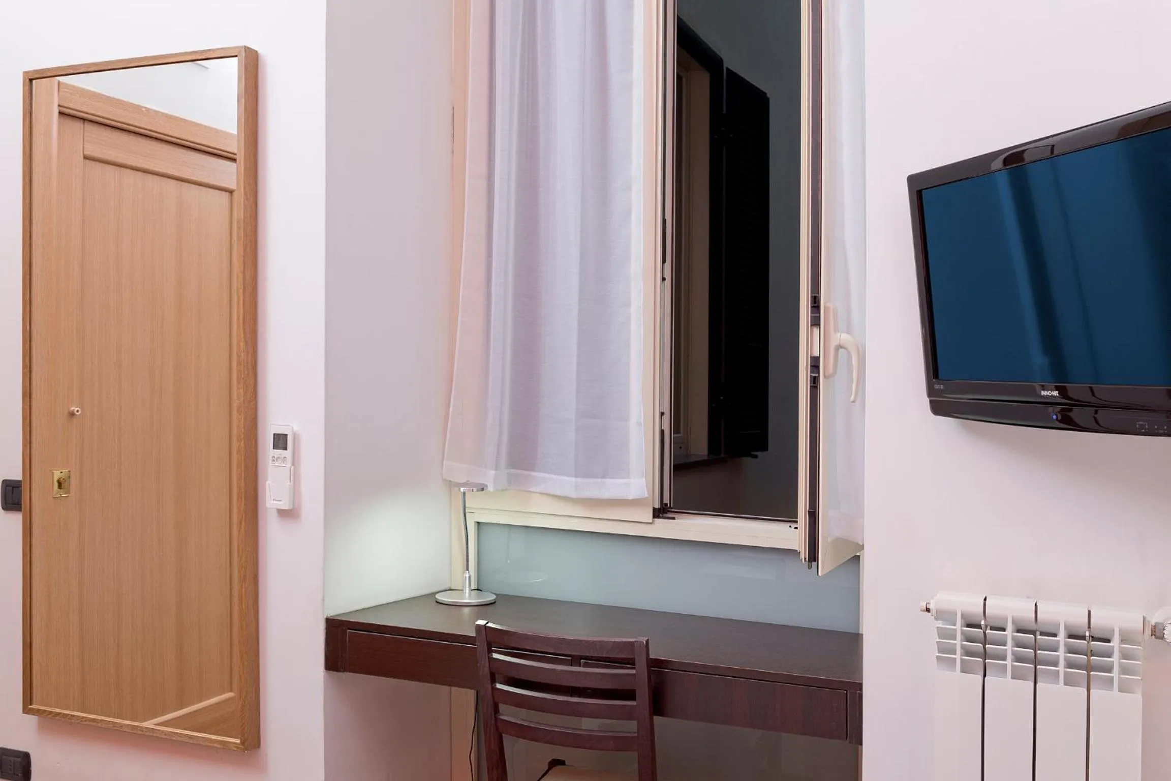 Inner courtyard view in B&B Chiaia 32