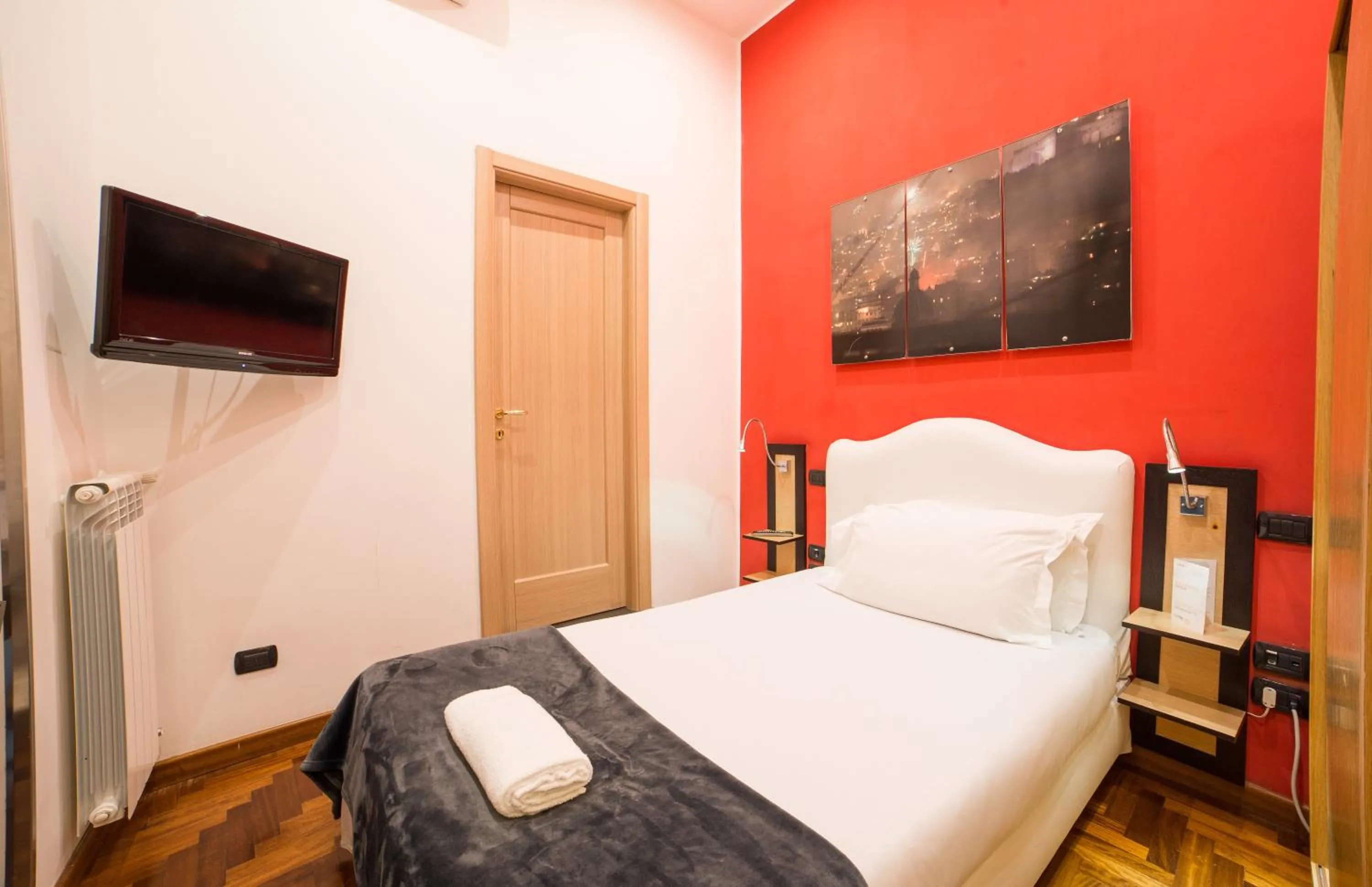 TV and multimedia, Bed in B&B Chiaia 32