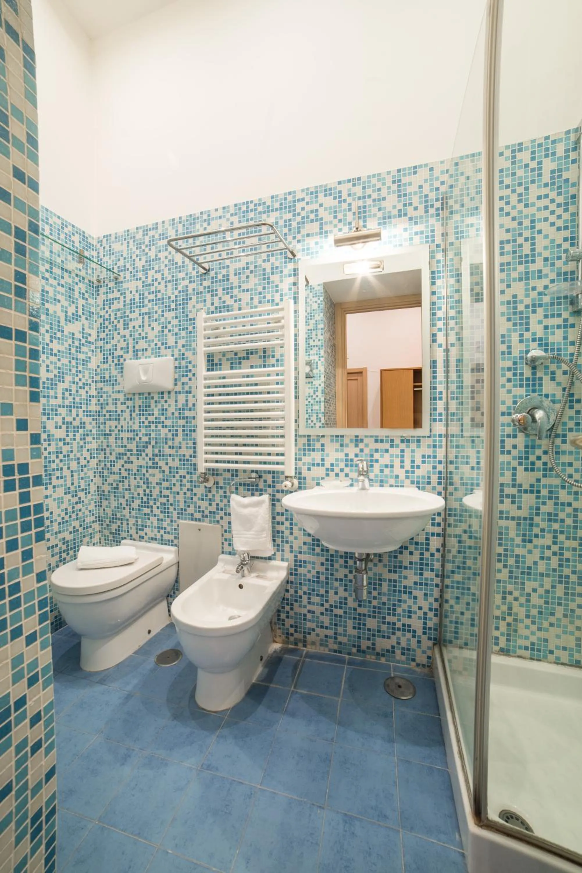 Shower in B&B Chiaia 32