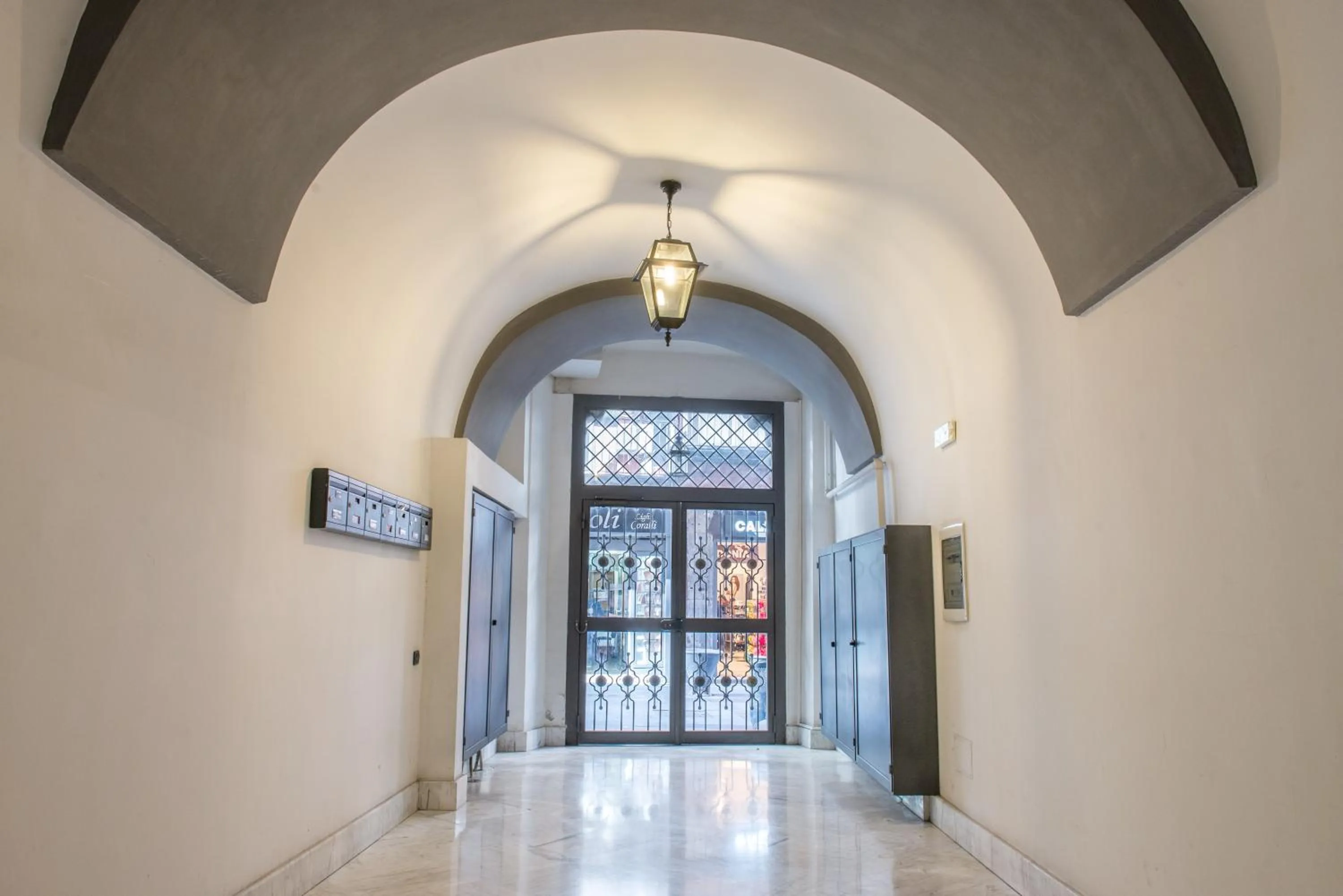 Facade/entrance in B&B Chiaia 32