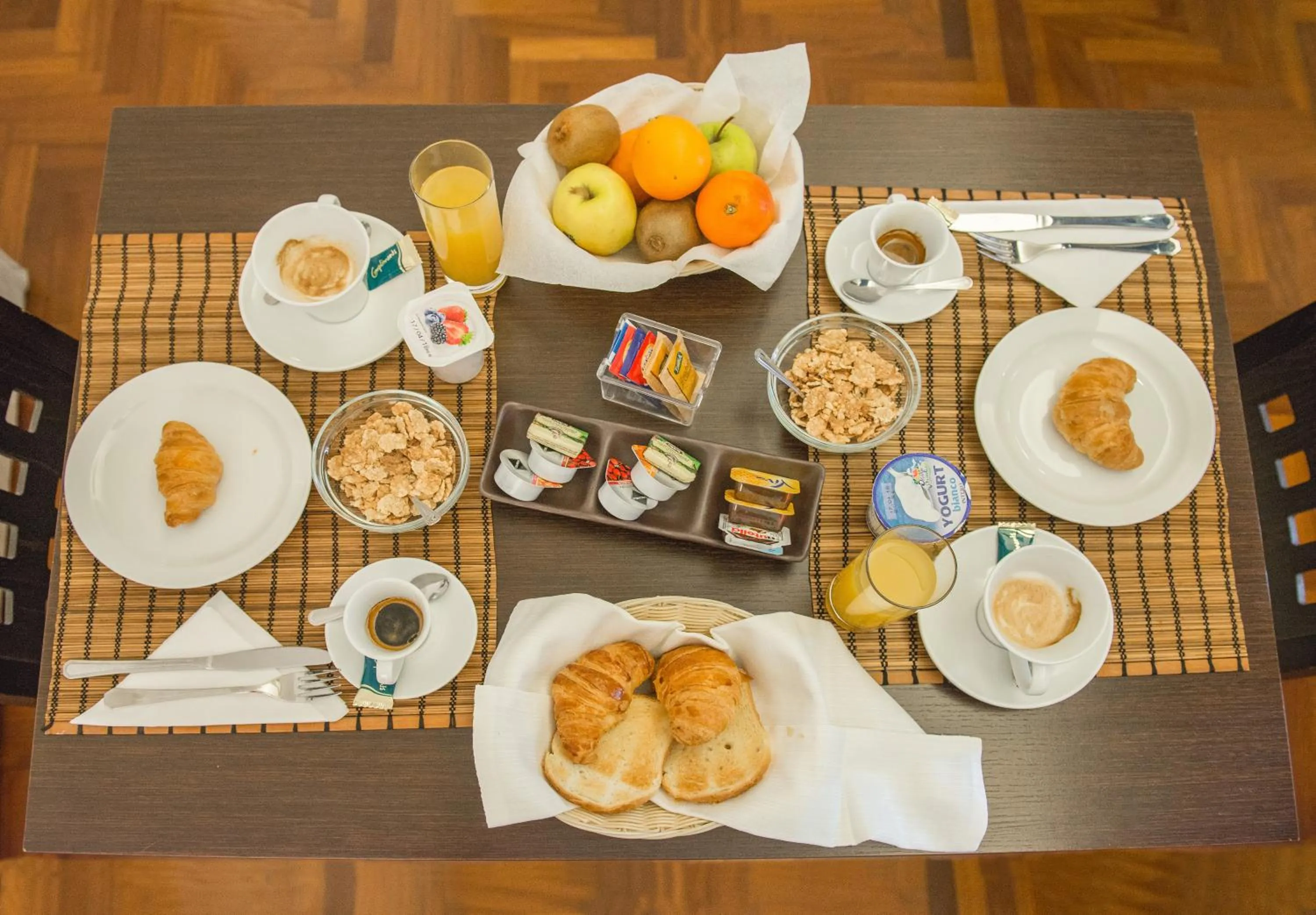 Breakfast in B&B Chiaia 32