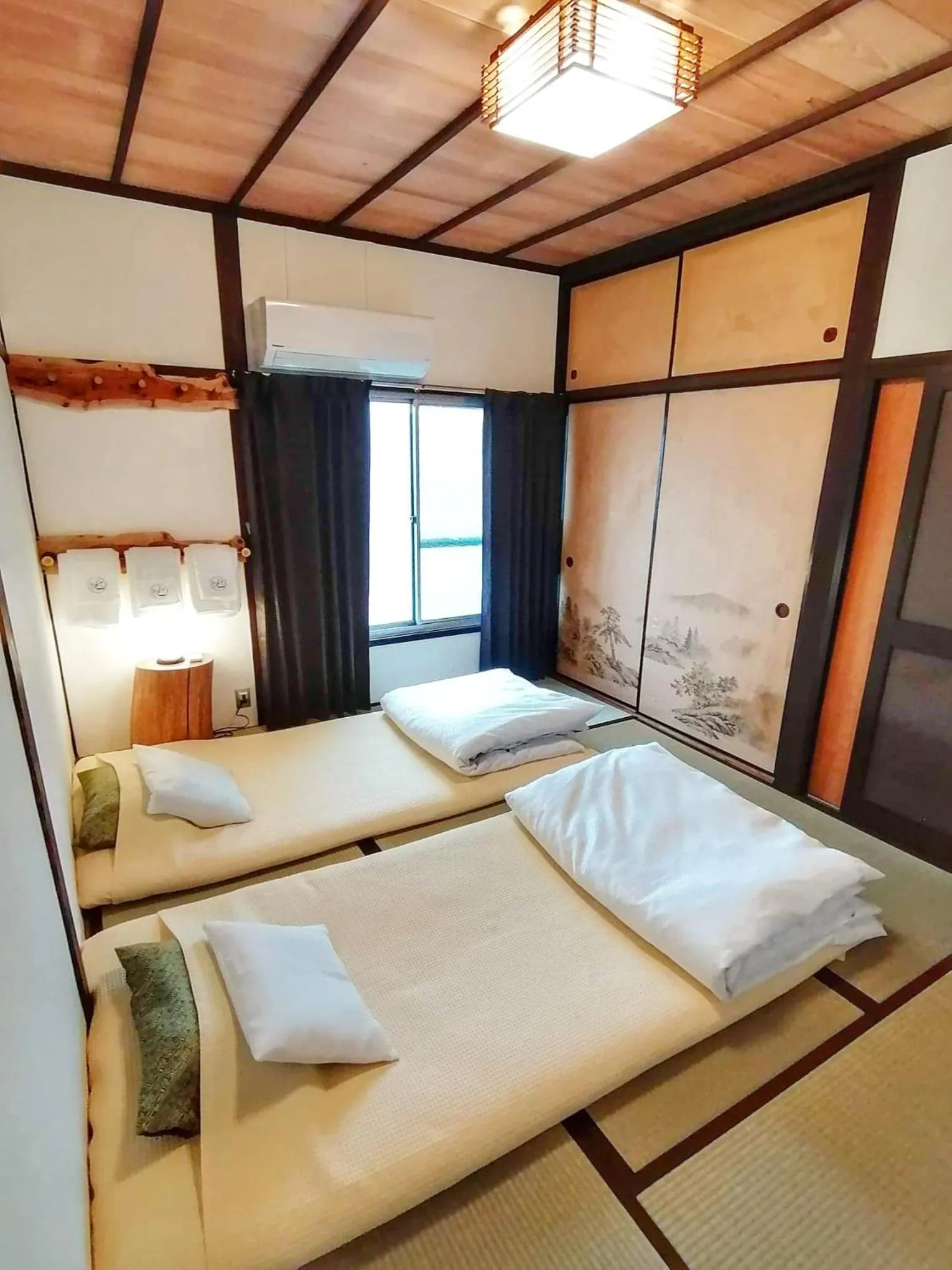 Photo of the whole room, Bed in Bighem Maison