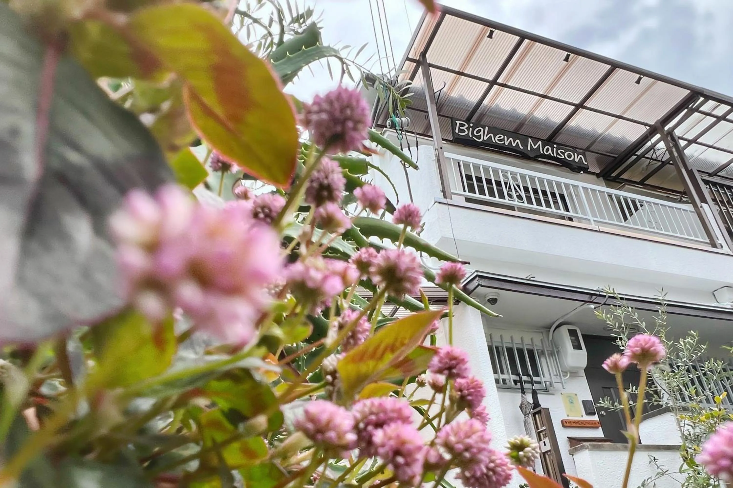 Property building in Bighem Maison