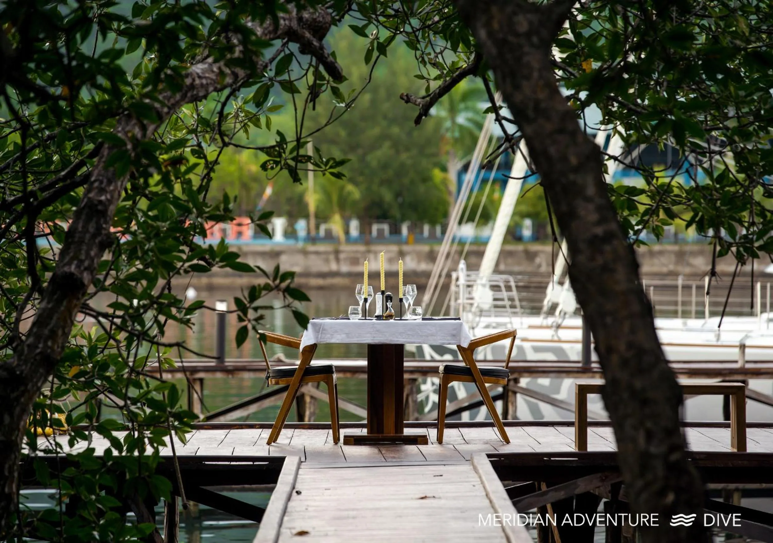 Evening entertainment in Meridian Adventure Marina Club & Resort