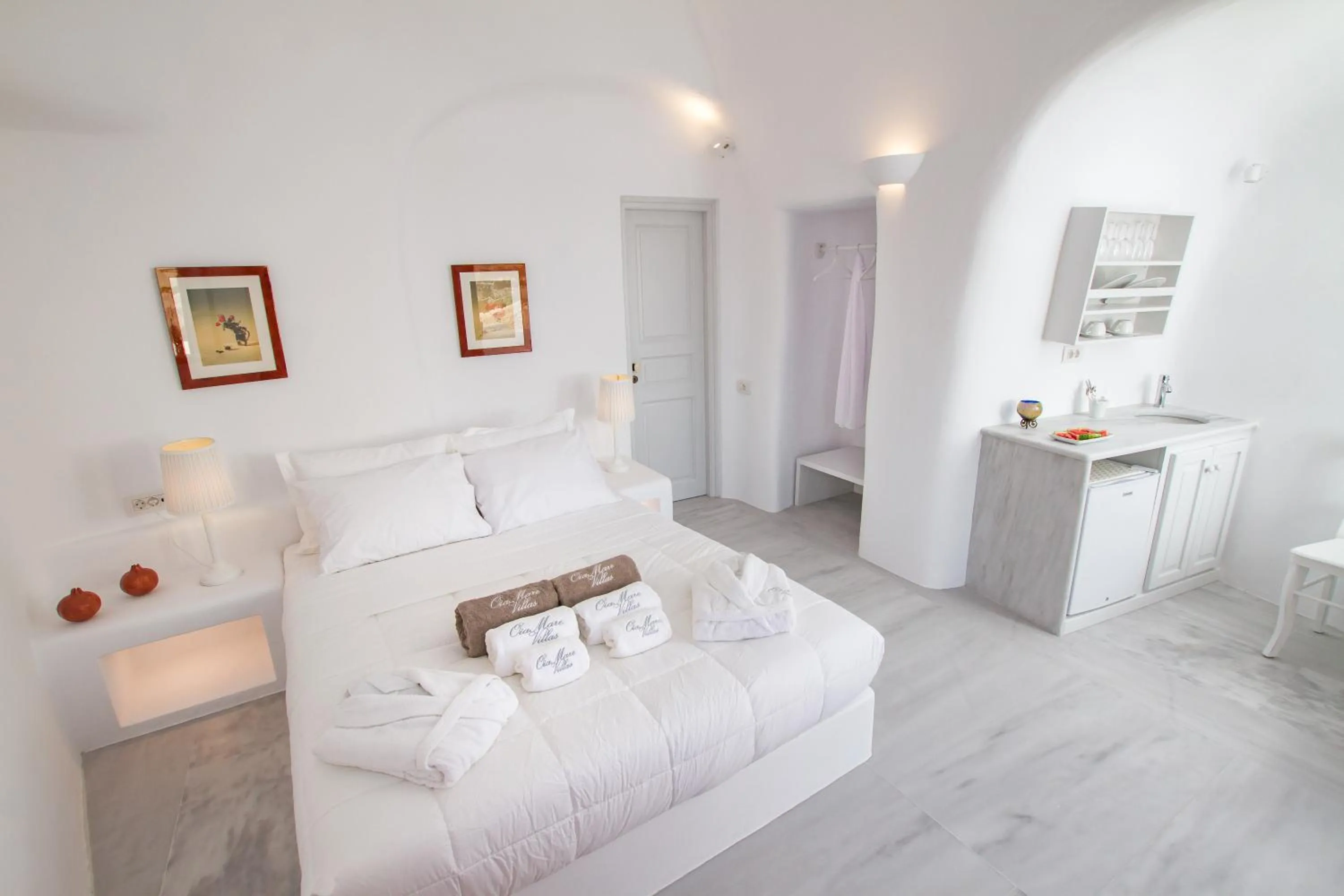 Bed in Oia Mare Villas