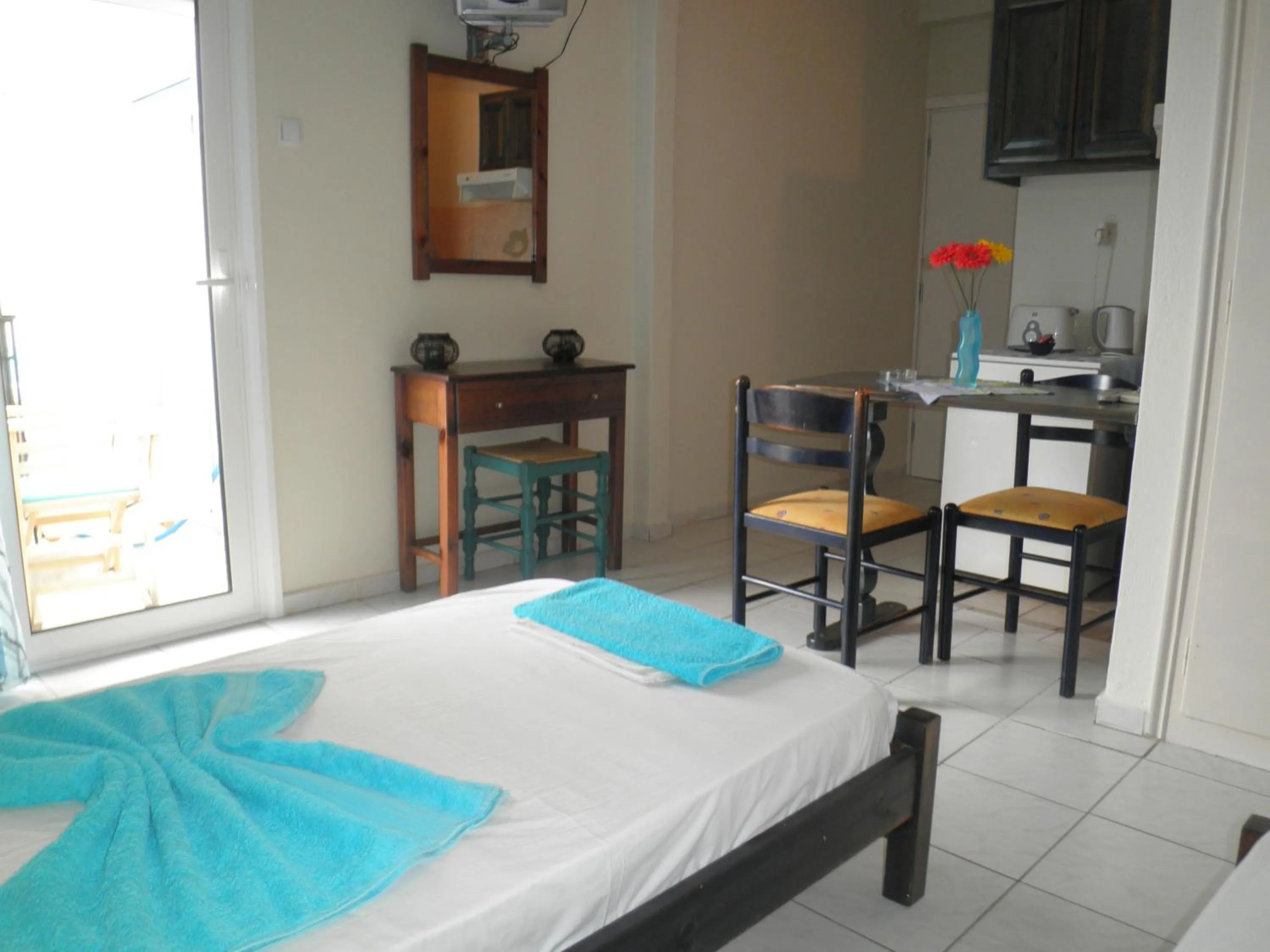 Kitchen or kitchenette, Bed in Babis