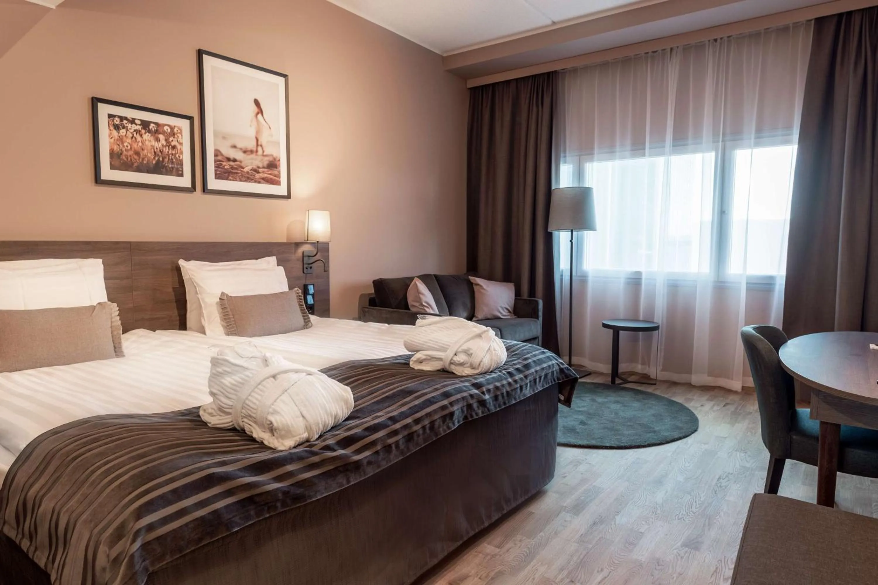 Bedroom, Bed in Scandic Helsinki Airport