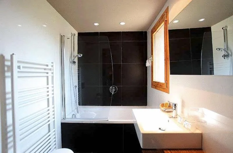 Bathroom in Hotel Restaurante Revestido