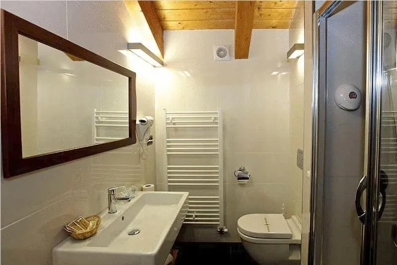 Bathroom in Hotel Restaurante Revestido