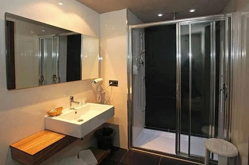 Bathroom in Hotel Restaurante Revestido
