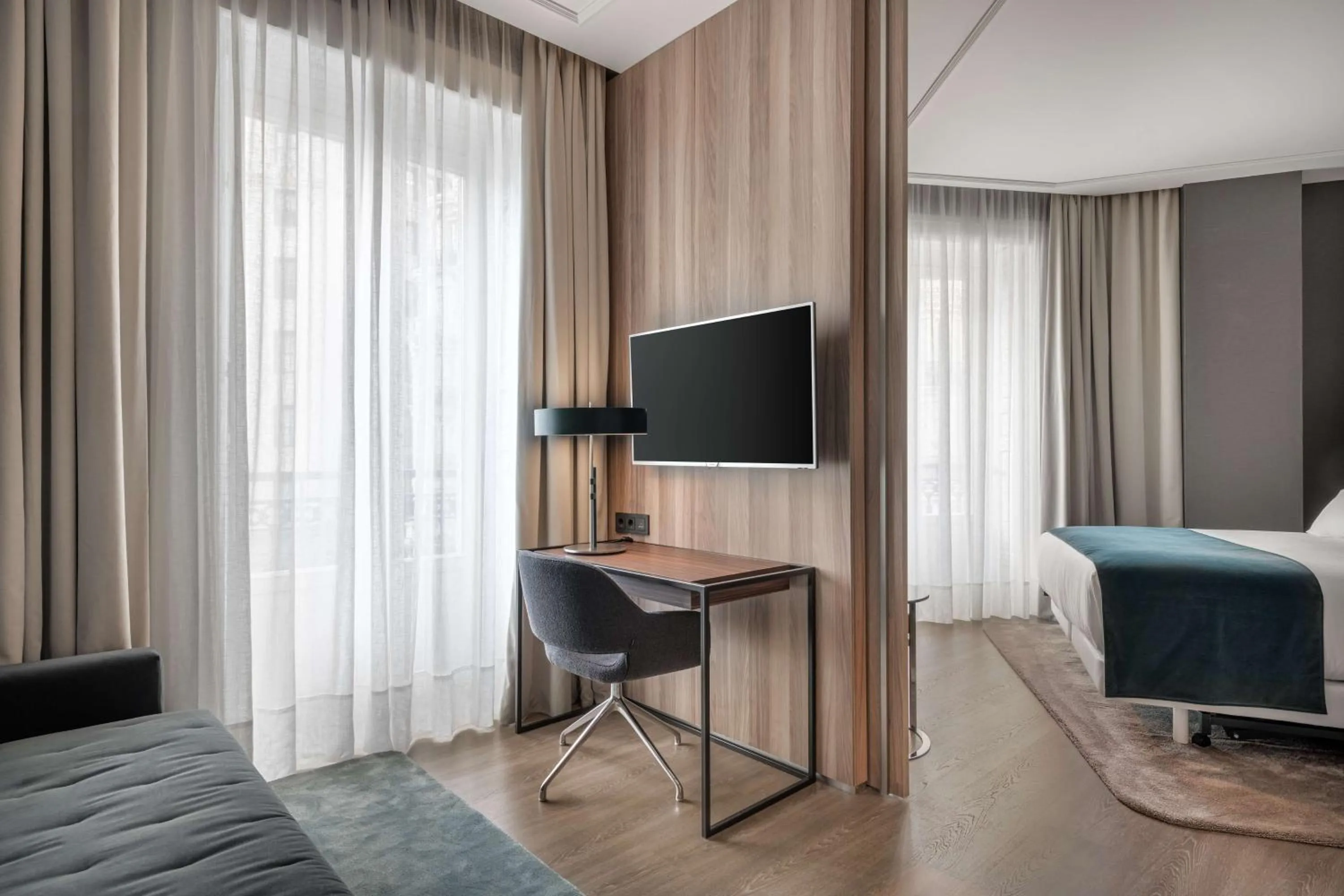 Photo of the whole room, Bed in NH Collection Madrid Gran Vía