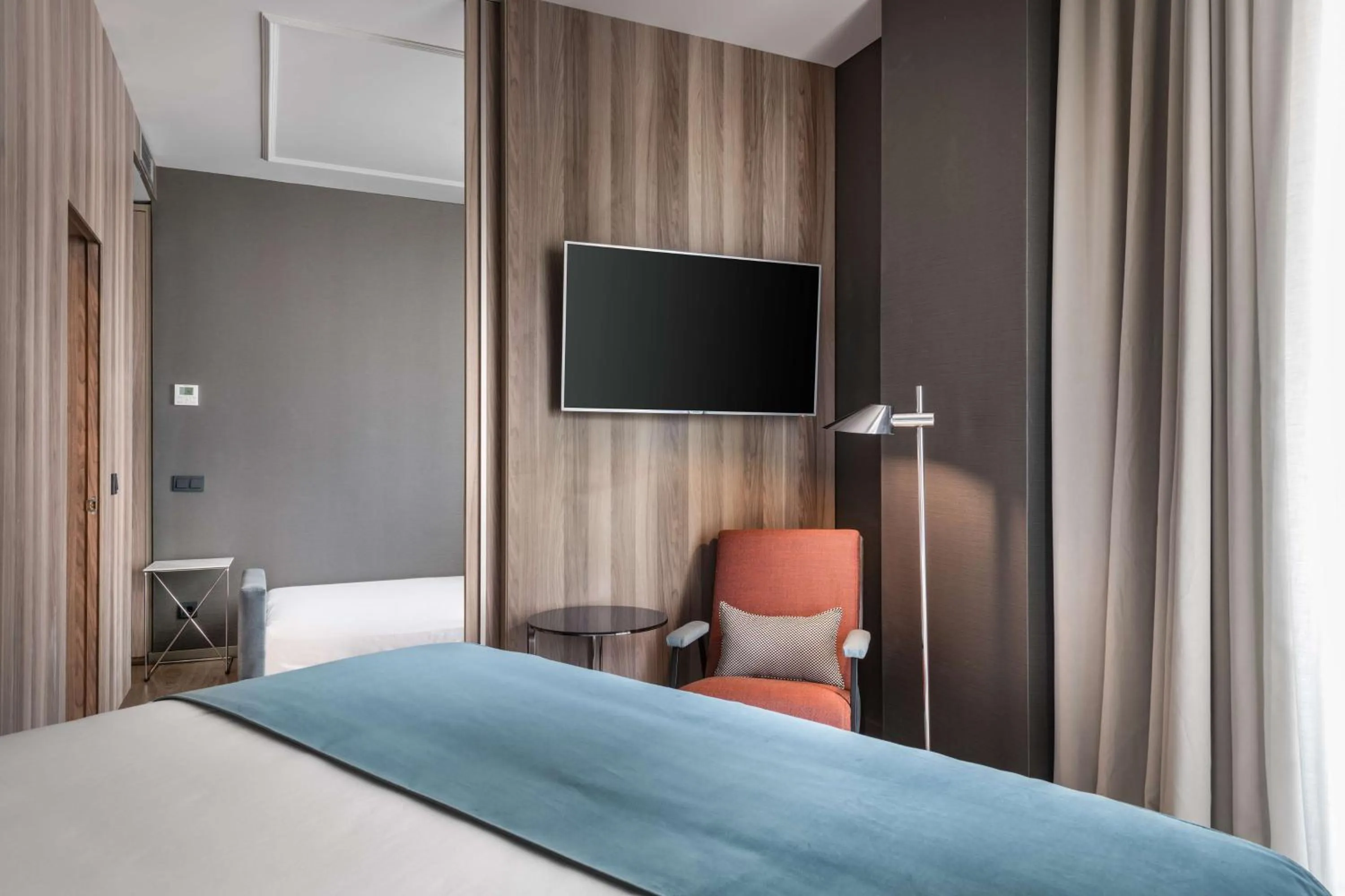 Photo of the whole room, Bed in NH Collection Madrid Gran Vía