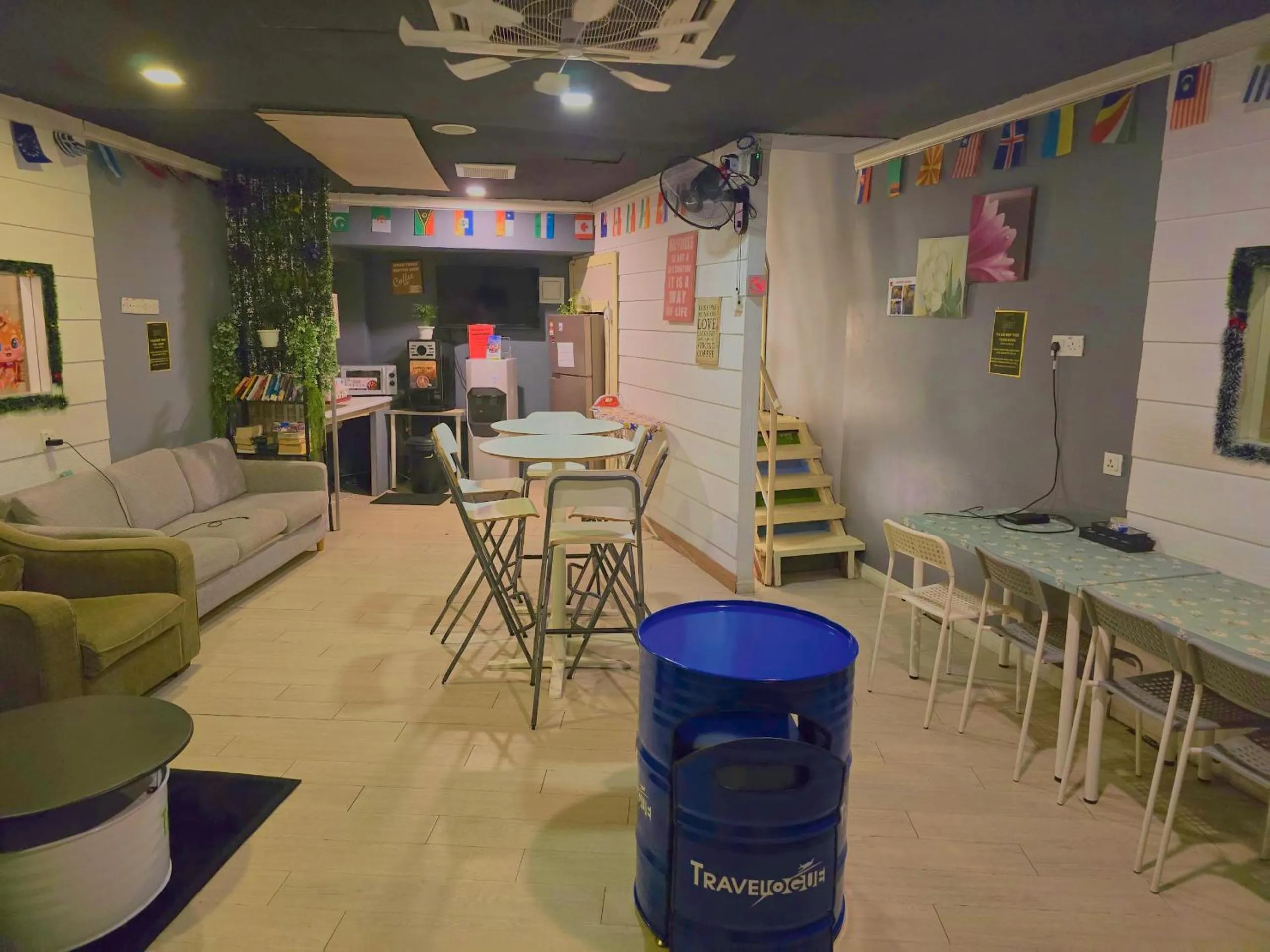 Restaurant/places to eat in Travelogue Guest House