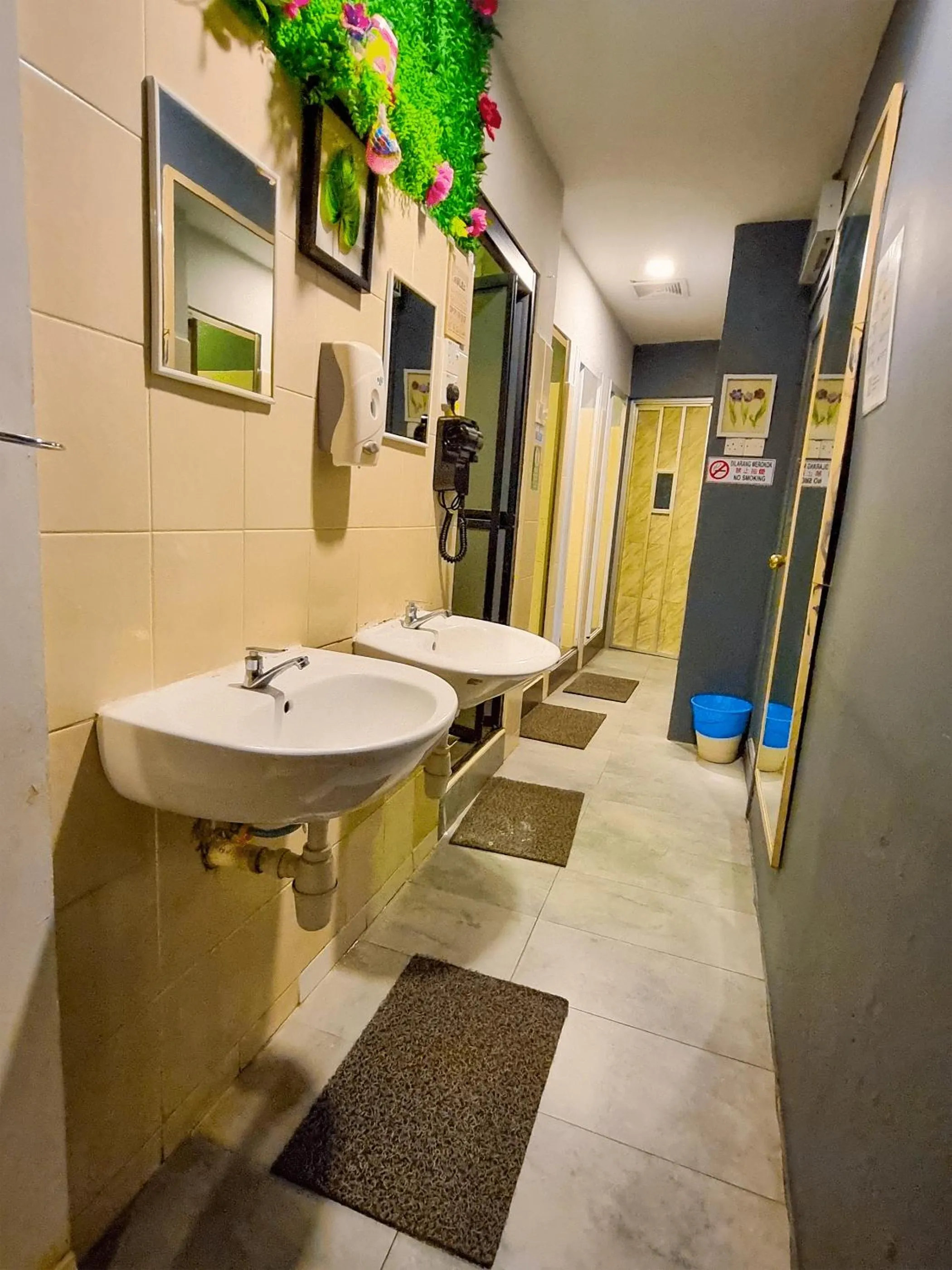 Bathroom in Travelogue Guest House