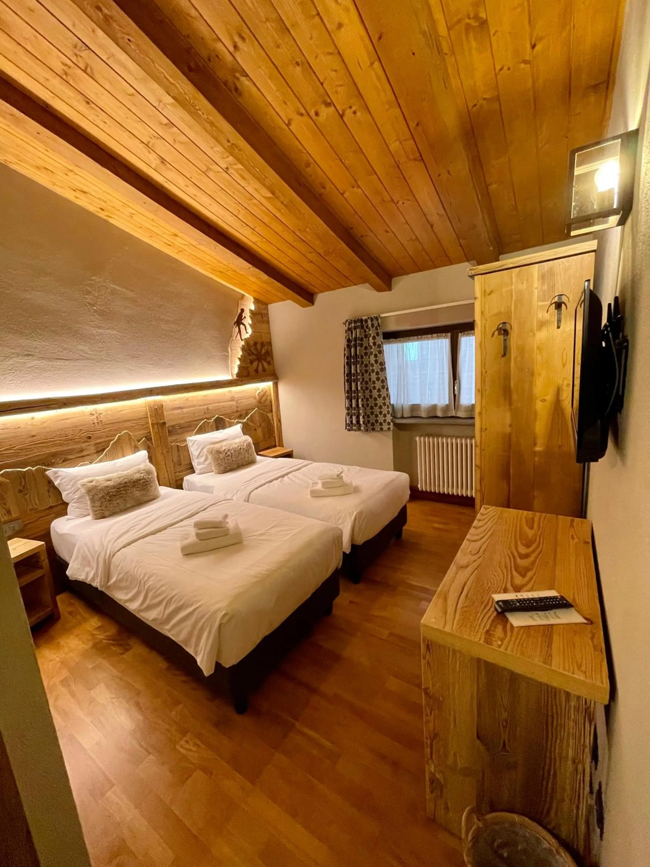Bed in Chalet Hotel Dragon
