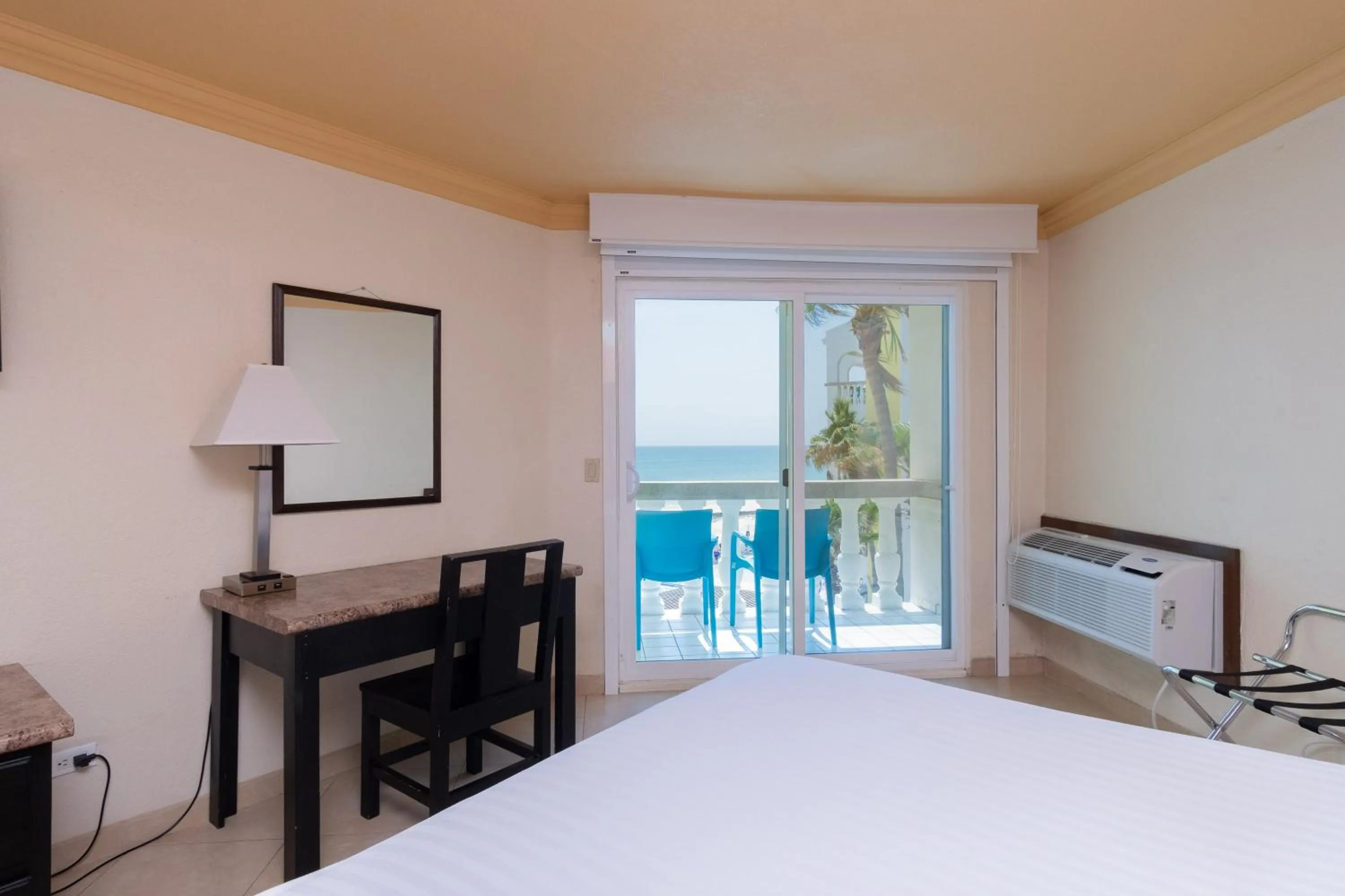 Bed in Hotel Playa Bonita Resort