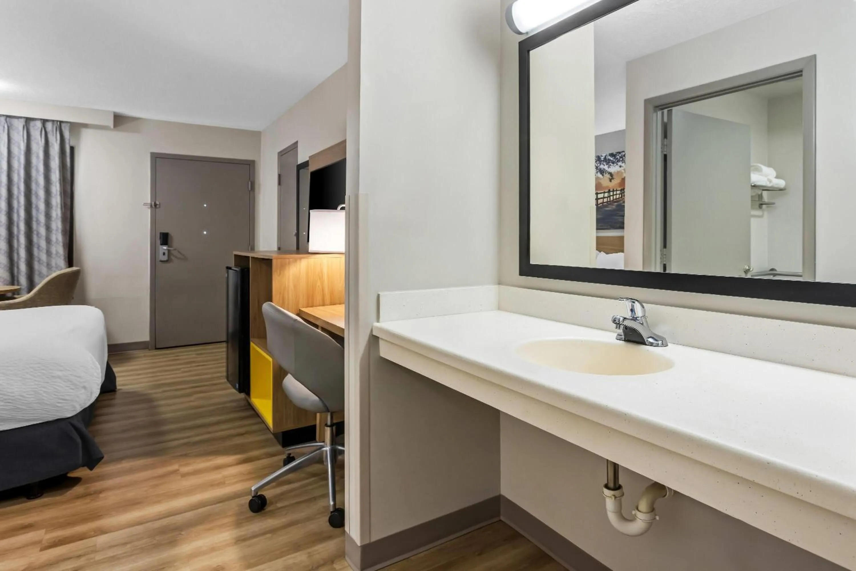 Bed in Days Inn by Wyndham Valdosta I-75