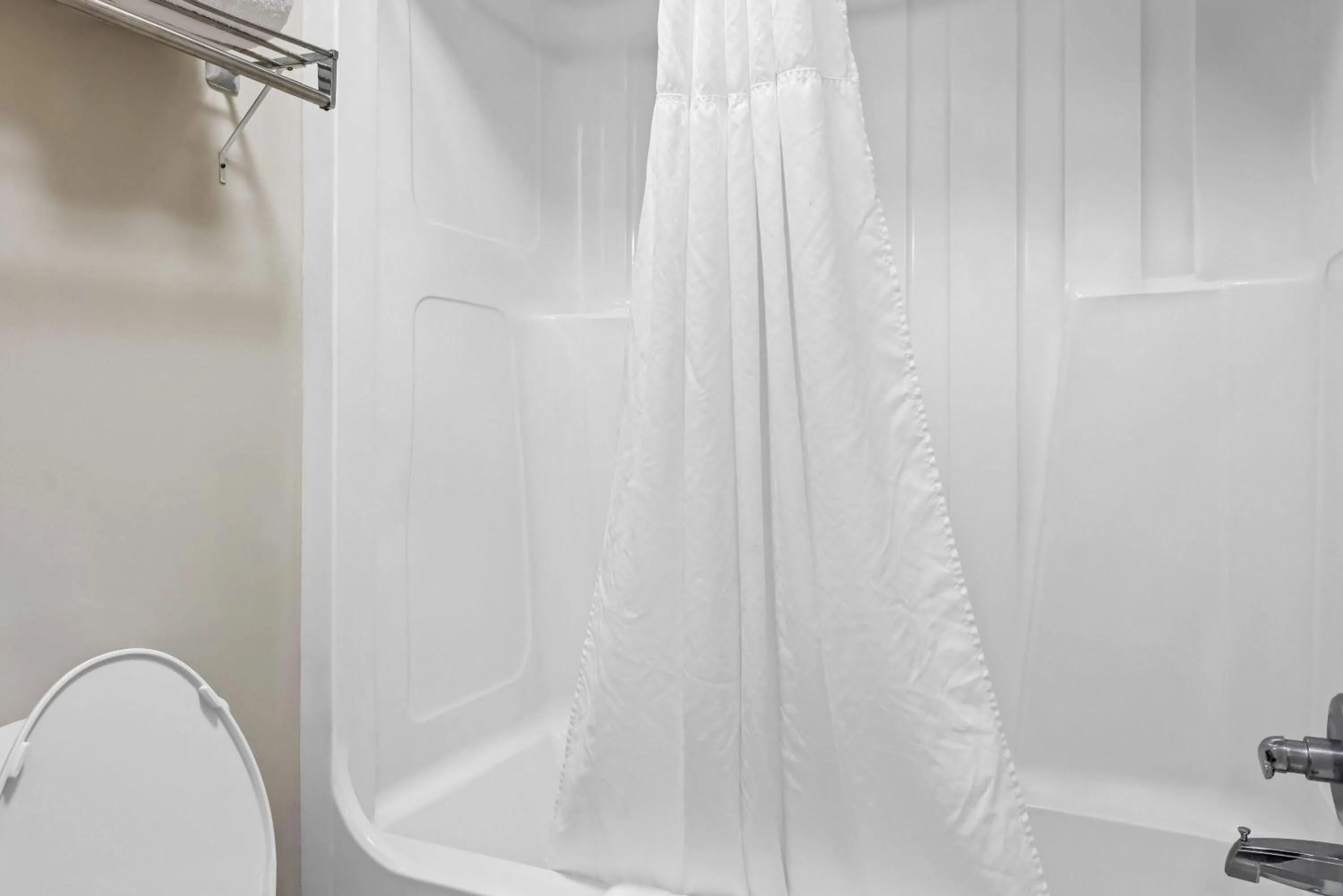 Bathroom in Days Inn by Wyndham Valdosta I-75