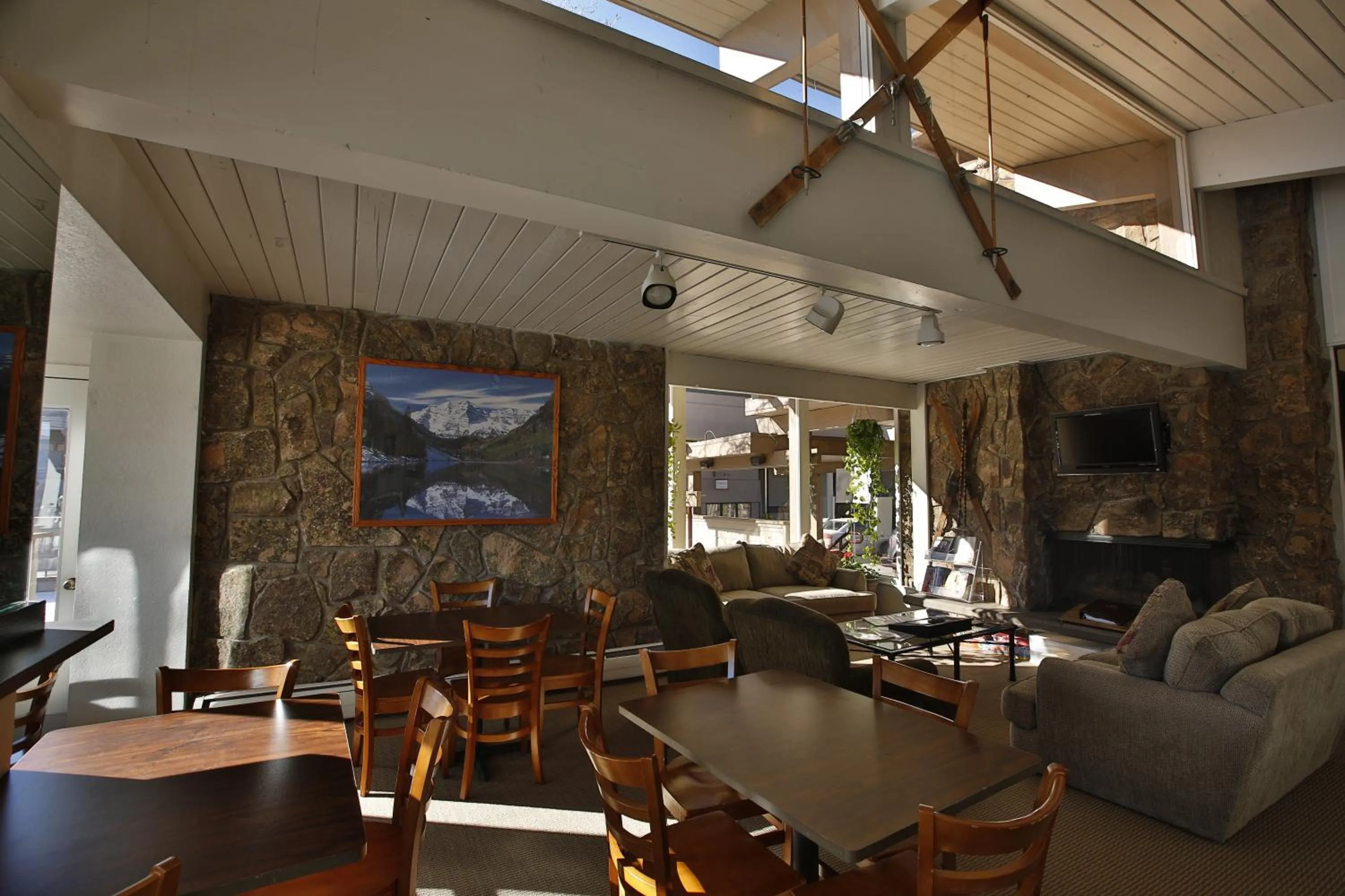 Communal lounge/ TV room in Pokolodi Lodge